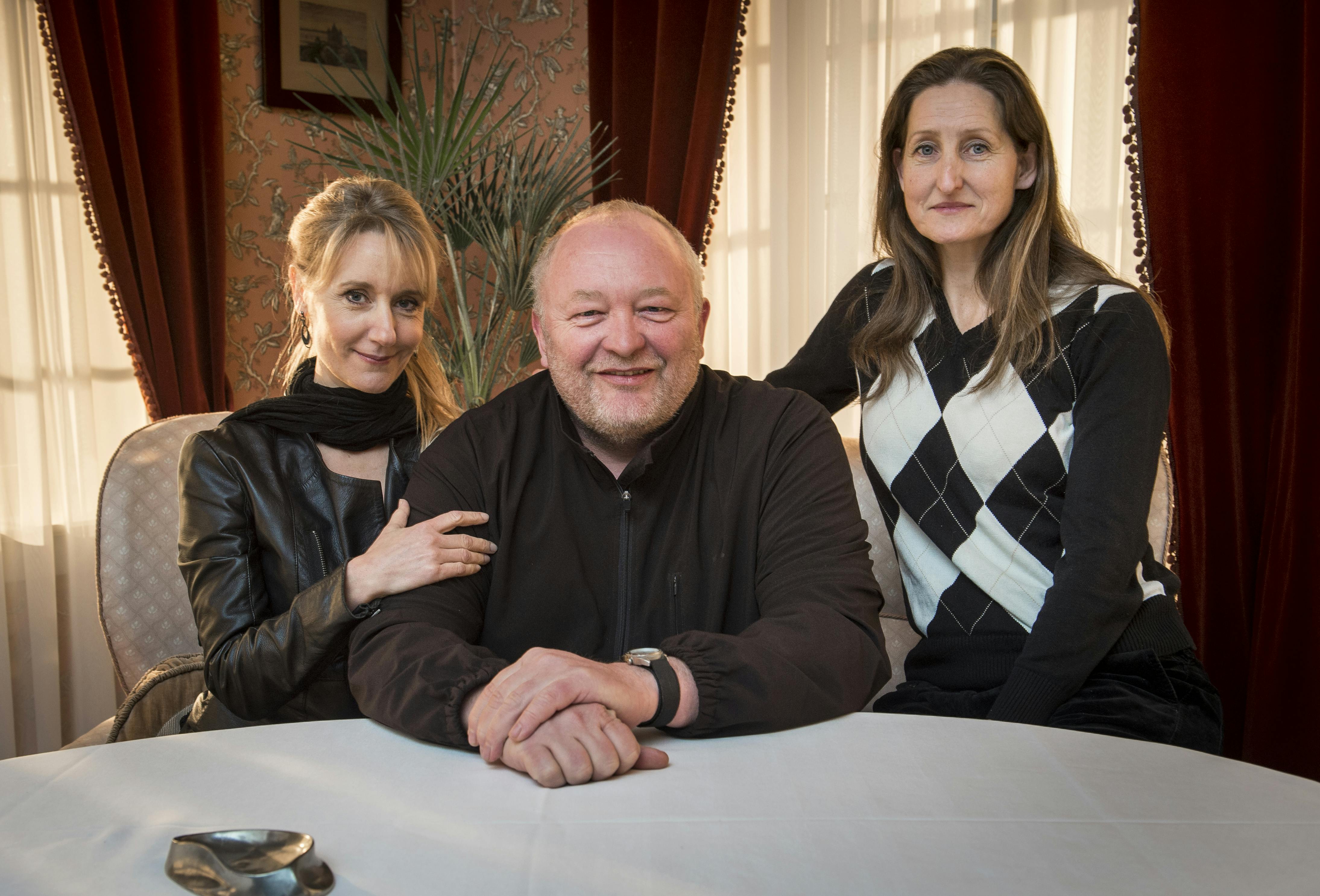 Bjarne Henriksen fik en del mere i løn, end hans kvindelige kolleger på "Badehotellet" fik. Her er han fotograferet sammen med Anette Støvlebæk og Lykke Scheuer.
