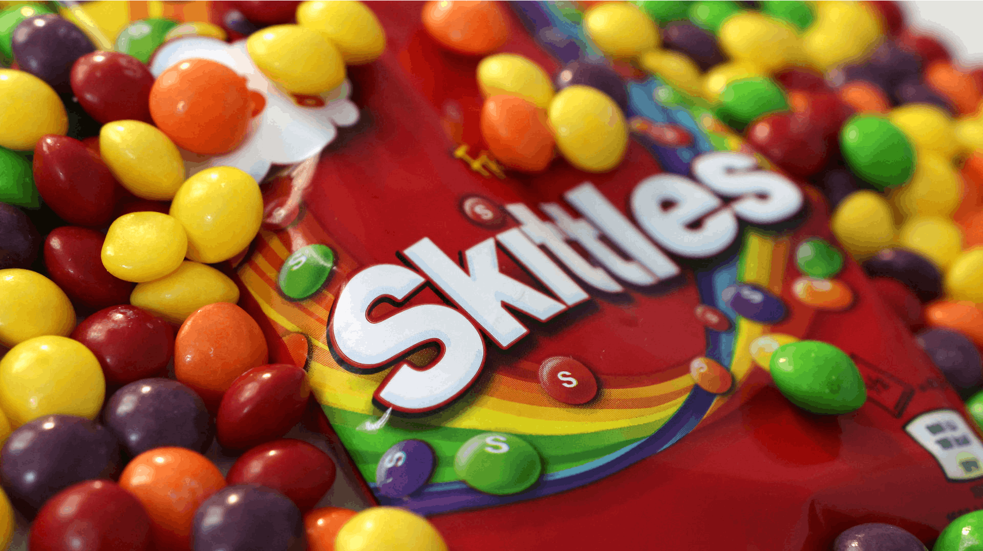 En amerikansk mand har hevet Skittles i retten, fordi han mener, at den farverige slikpastil er uegnet som menneskeføde.