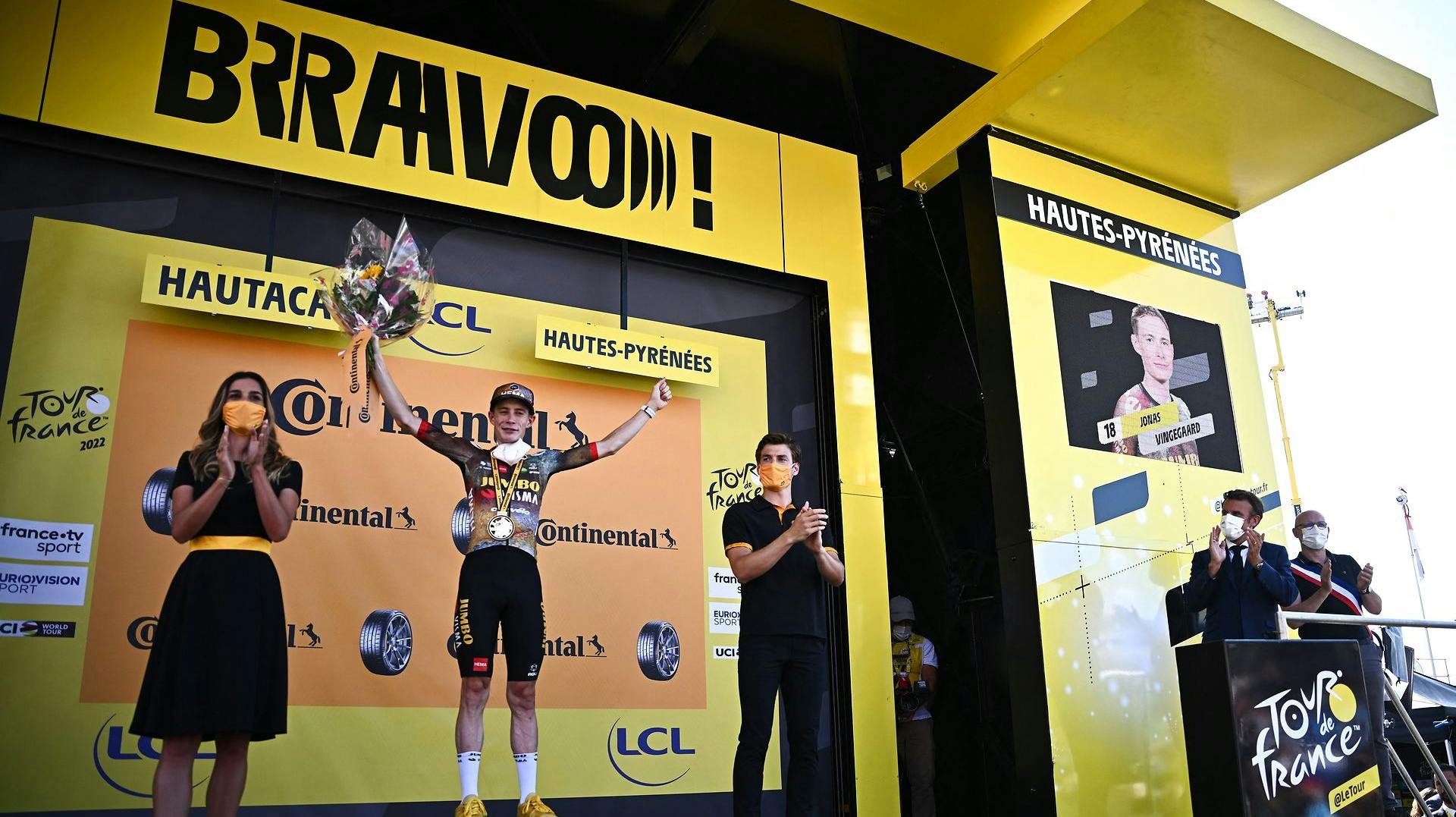 Da Jonas Vingegaard var på podiet fik Emmanuel Macron ikke lov til at komme tæt på det danske stjernefrø. Han måtte nøjes med at stå ude i siden af podiet.