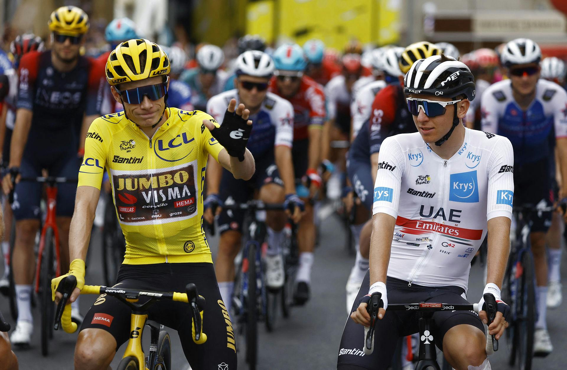 Tadej Pogacar (t.v) tjener betydeligt mere end Jonas Vingegaard (t.h).