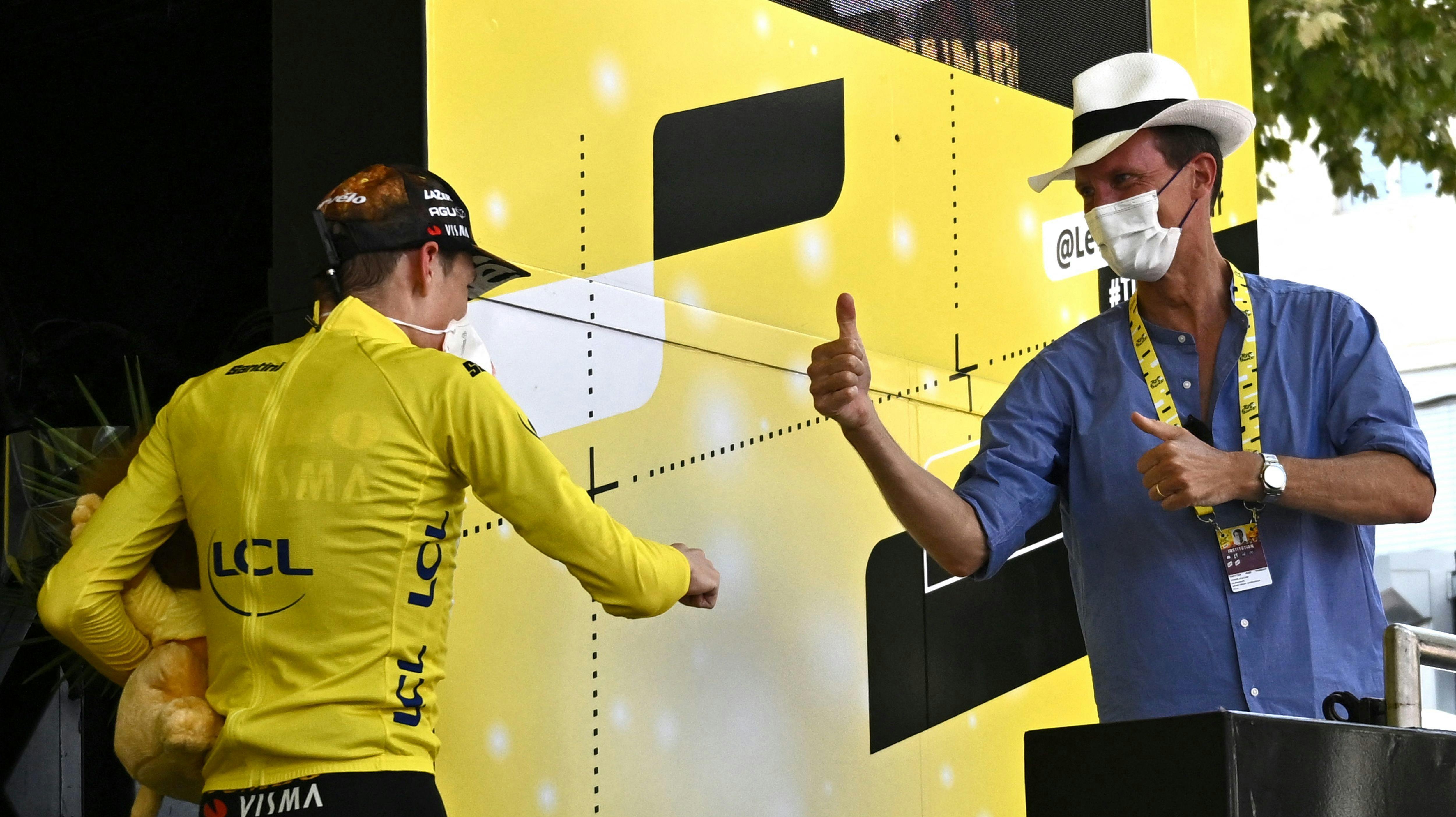 Prins Joachim ønsker Jonas Vingegaard tillykke.