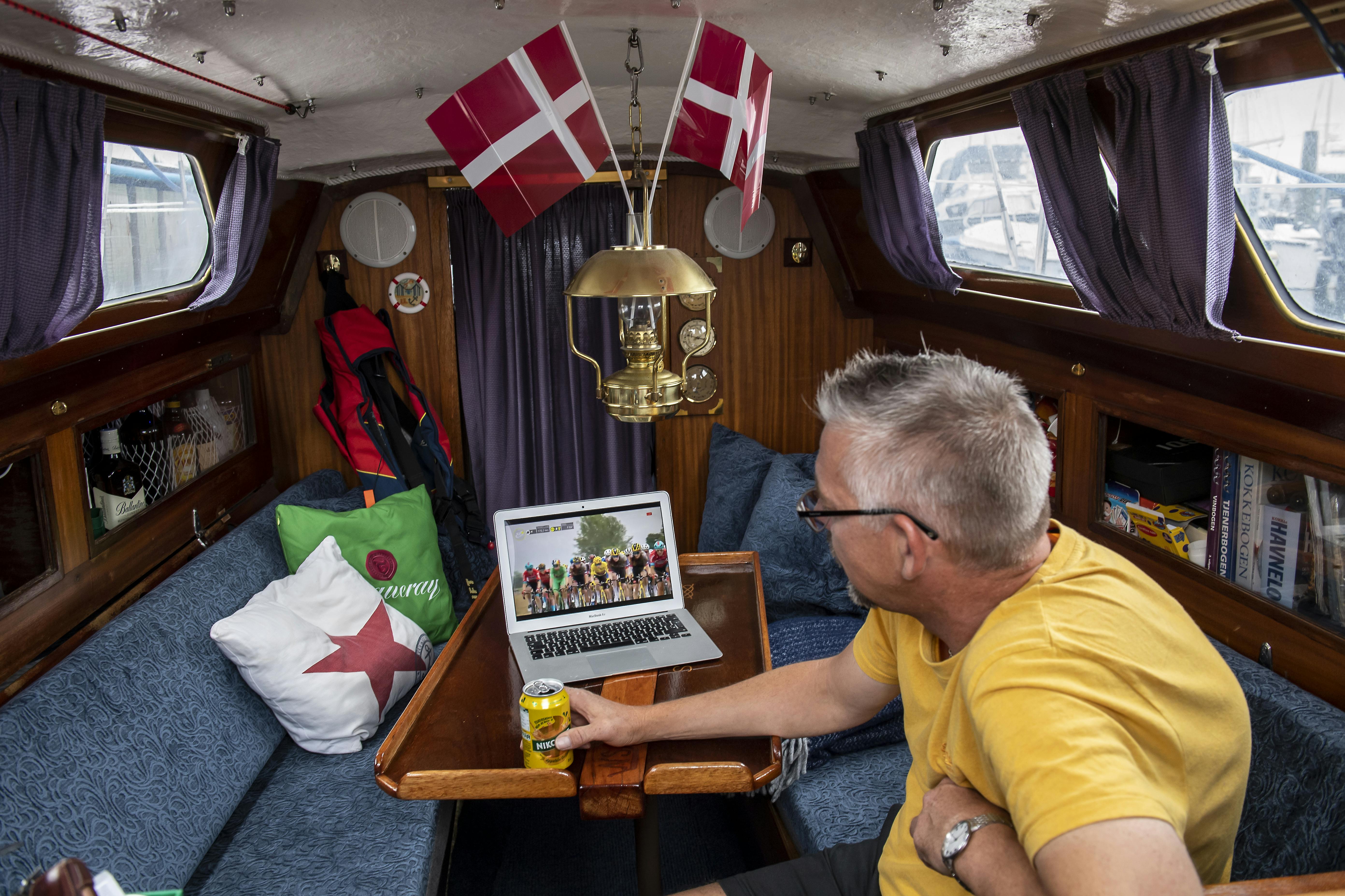 Fra båden i Skagen følger Michael med i Vingegaards Tour-færd, når han altså ikke er på arbejde som tjener på Ruths Hotel.
