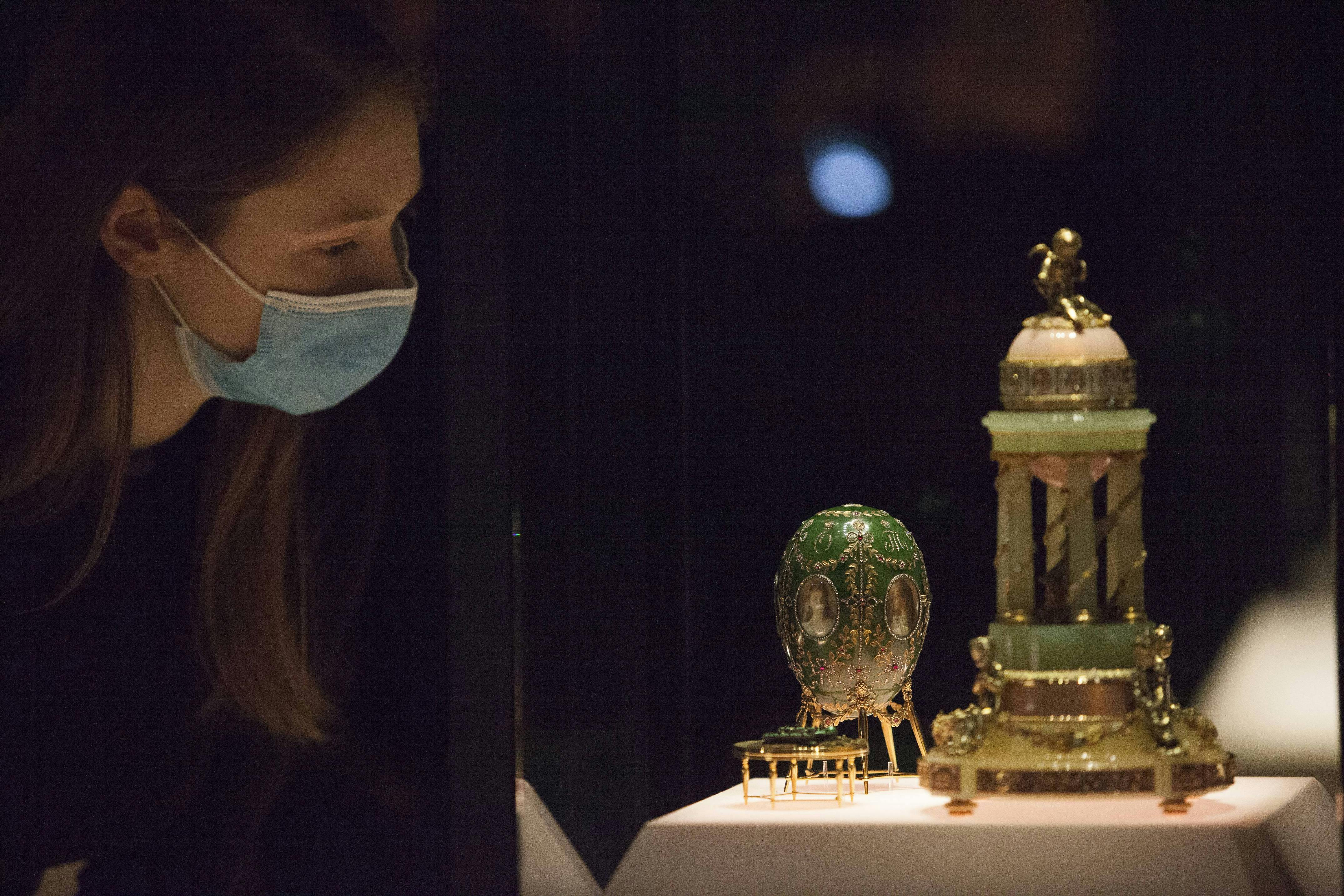 Den russiske guldsmed fremstillede omkring 50 æg, som vi kender til i dag. Her er et af dem udstillet i London. Også her i Danmark har vi før haft tre Fabergé-æg udstillet på Amalienborg.