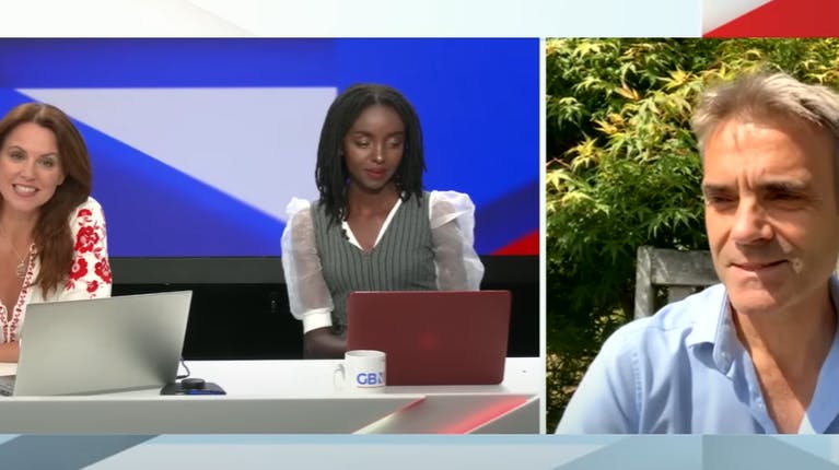 Husk lige sommerhumøret. TV-værten Ben Turner gav ikke meget for ekspertens dystre udsigter