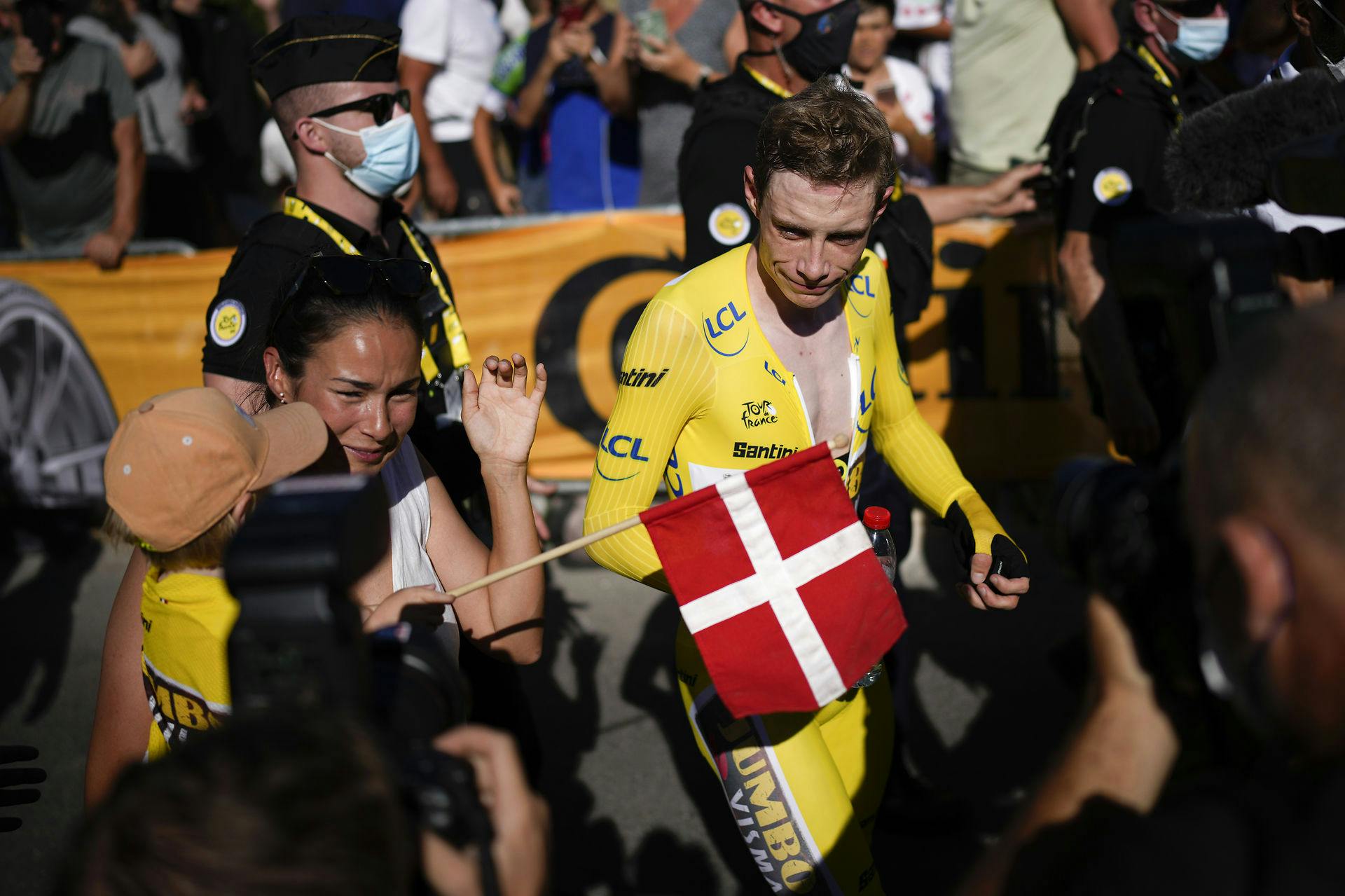 Jonas Vingegaard blev modtaget af sin kæreste Trine og deres fælles datter Frida, da han kørte over målstregen på 20. etape. 