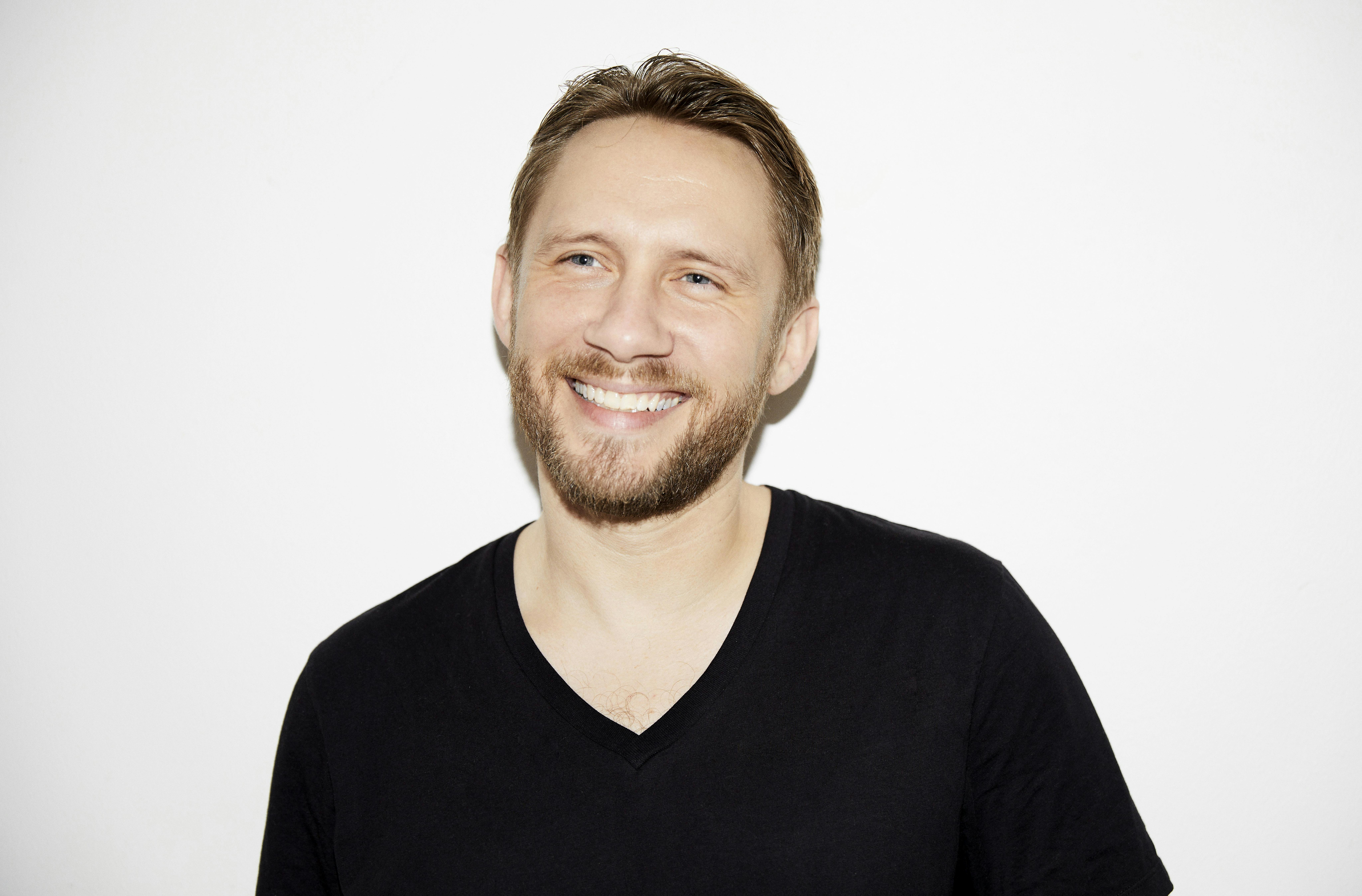 Jonas Gülstorff er radiovært for programmet "Sangskriver" på P3.