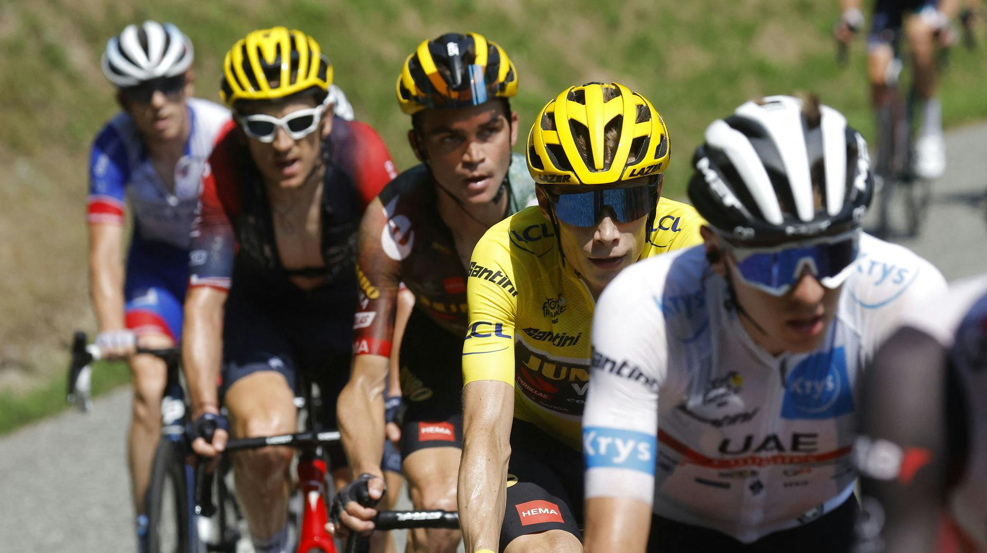 Jonas Vingegaard med sine nærmeste konkurrenter fra årets Tour de France. Konkurrenterne er faktisk overvundet allerede inden sidste etape går i gang.