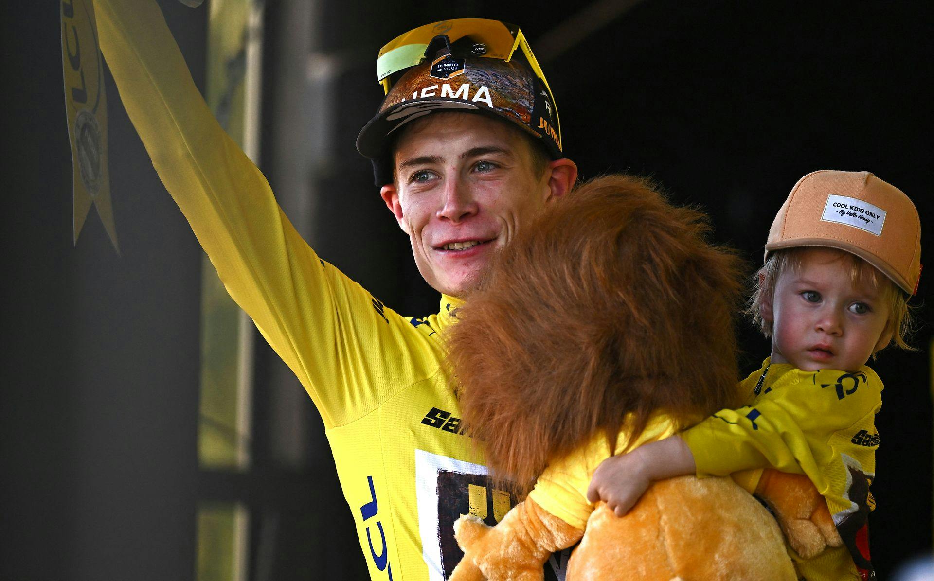 Jonas Vingegaard med sin lille datter Frida på armen. Meget skal gå galt, hvis ikke han og hele Danmark søndag kan fejre den første danske Tour-vinder i 26 år.