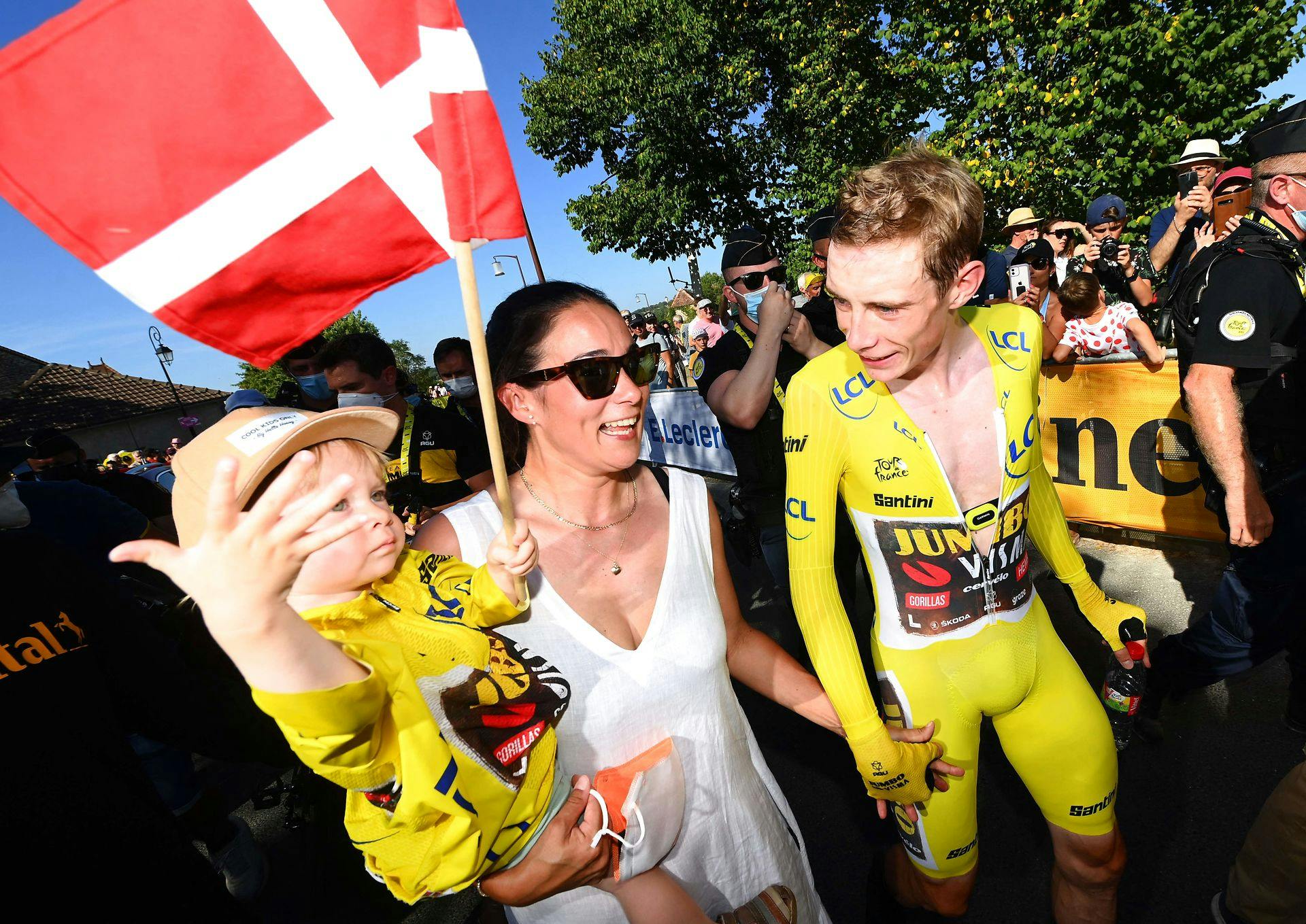 Jonas Vingegaard i selskab med sin kæreste Trine og deres fælles datter Frida, der har lært et nyt ord under Tour de France.
