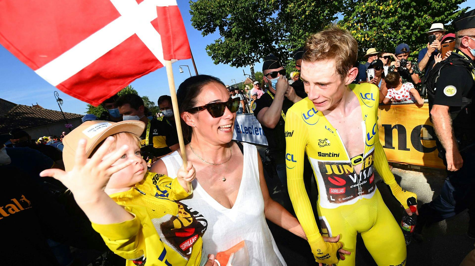 Jonas Vingegaard i selskab med sin kæreste Trine og deres fælles datter Frida, der har lært et nyt ord under Tour de France.