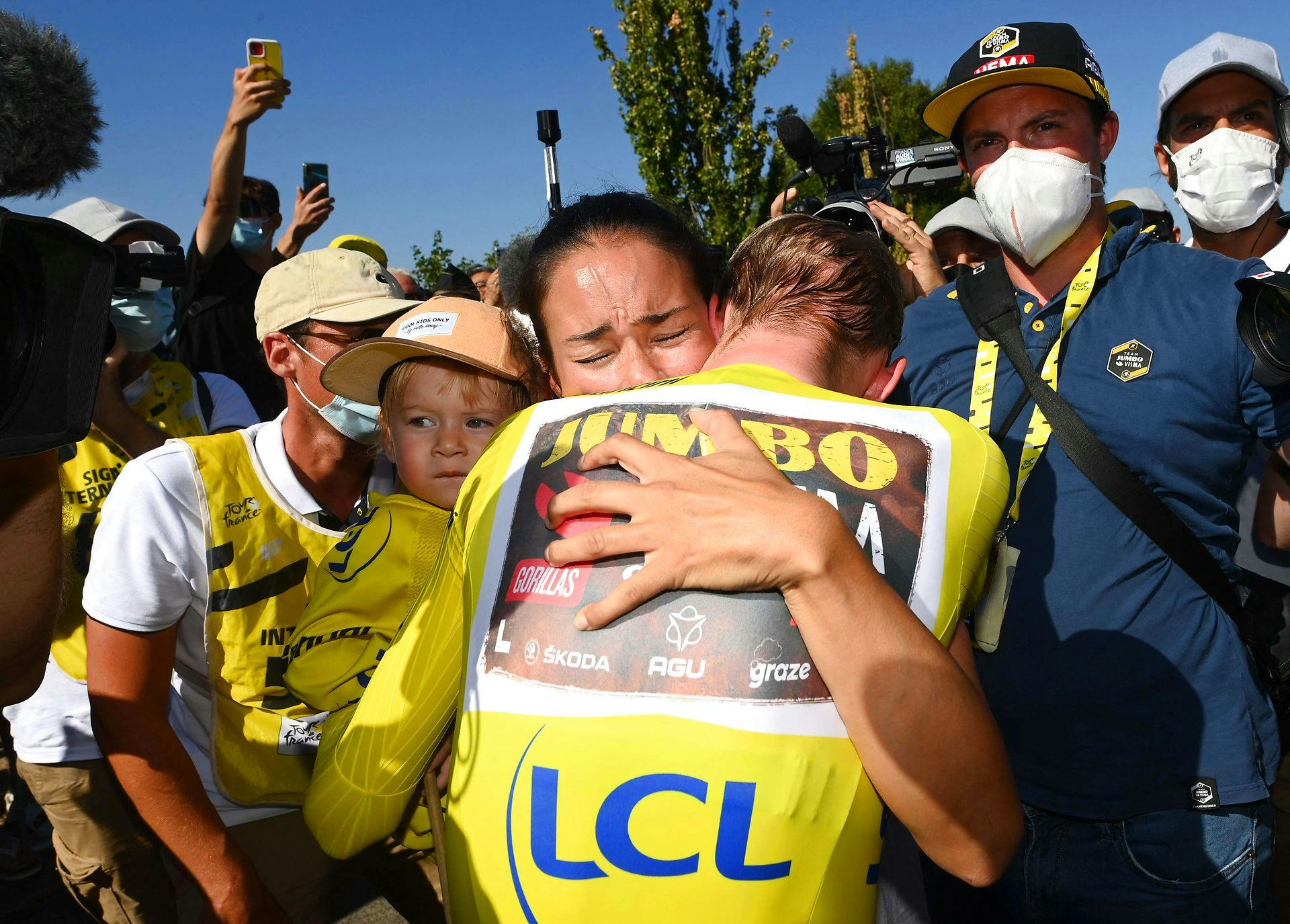 Det var rørende billeder, der løb over skærmen lørdag, da Jonas Vingegaard sikrede sig den gule trøje i verdens hårdeste cykelløb. Danskeren i gult er her midt i et stort kram med en tydeligt berørt Trine, der er Vingegaard kæreste.