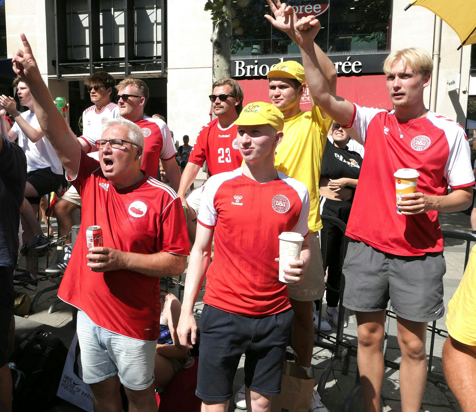 Danskere i massevis har taget turen til Paris for at fejre Jonas Vingegaards triumf i verdens hårdeste cykelløb.