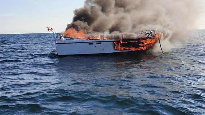 Røgen kunne ses næsten 20 kilometer væk, men familien blev heldigvis reddet i sikkerhed. 