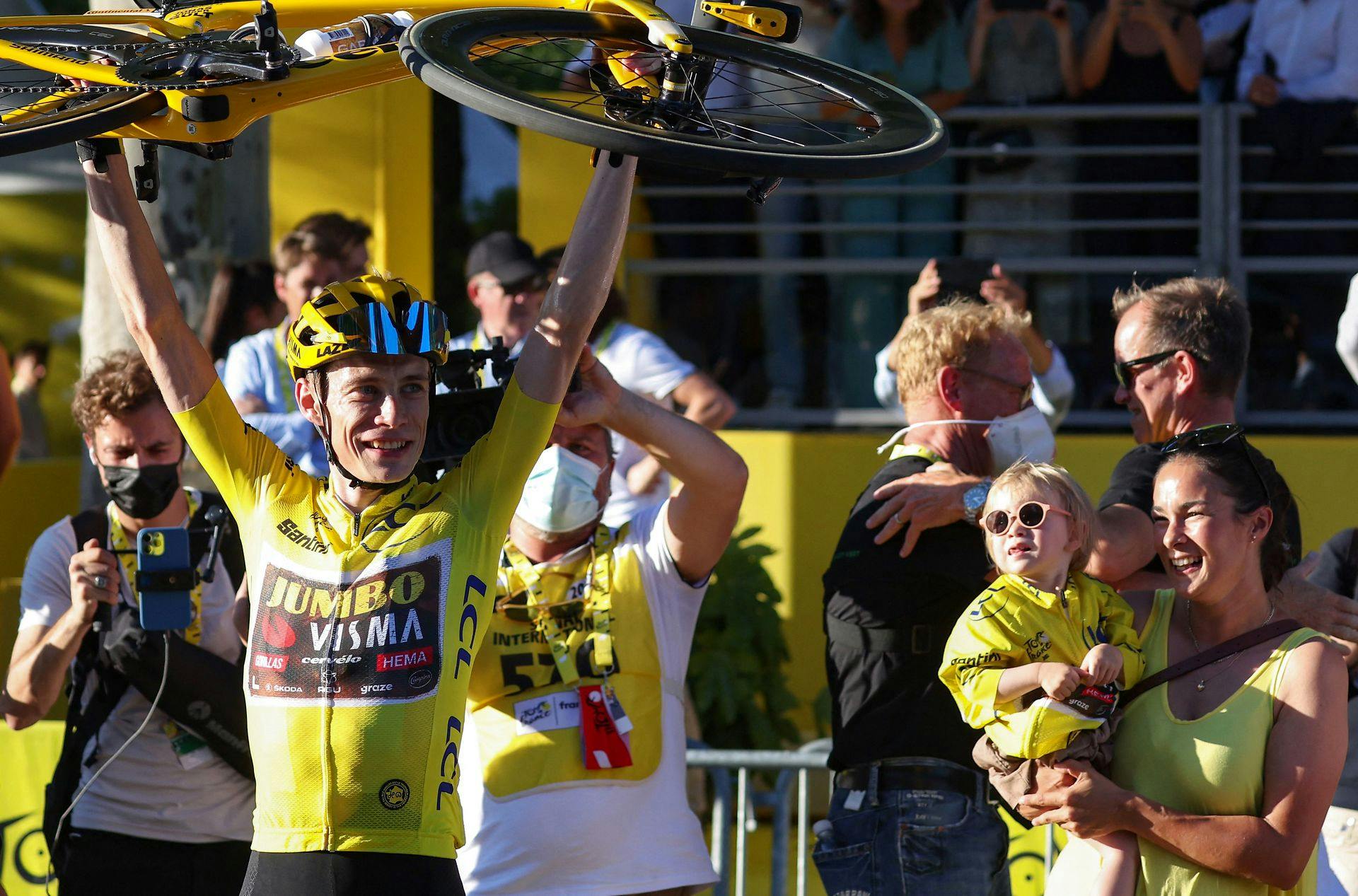 Jonas Vingegaard kan løfte armene og cyklen i vejret, for han har nemlig vundet Tour de France.
