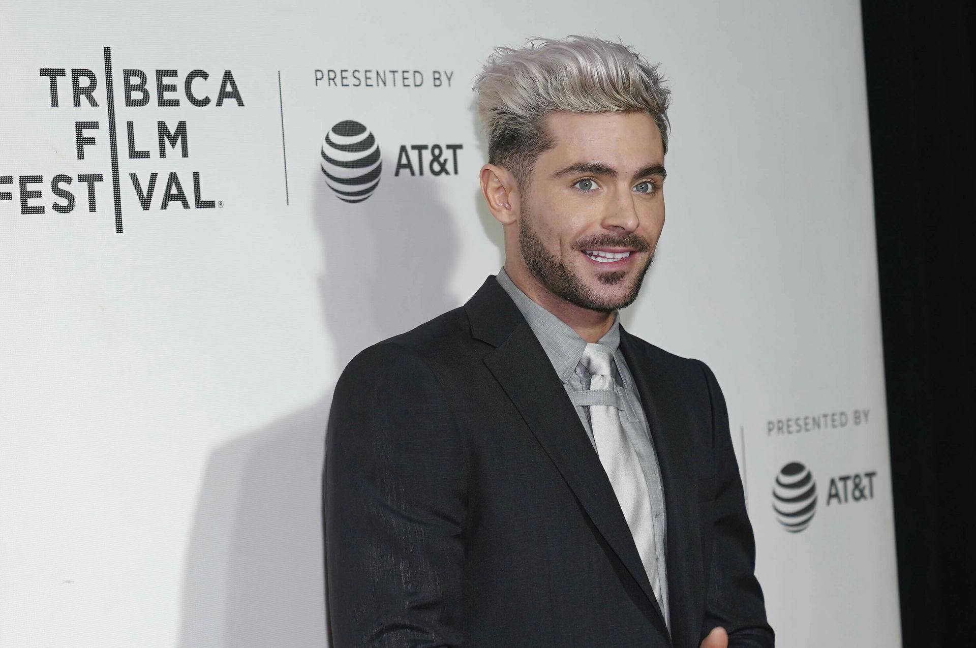 Zac Efron er sammen med Netflix blevet sagsøgt for deres rejseprogram "Down to Earth with Zac Efron".
