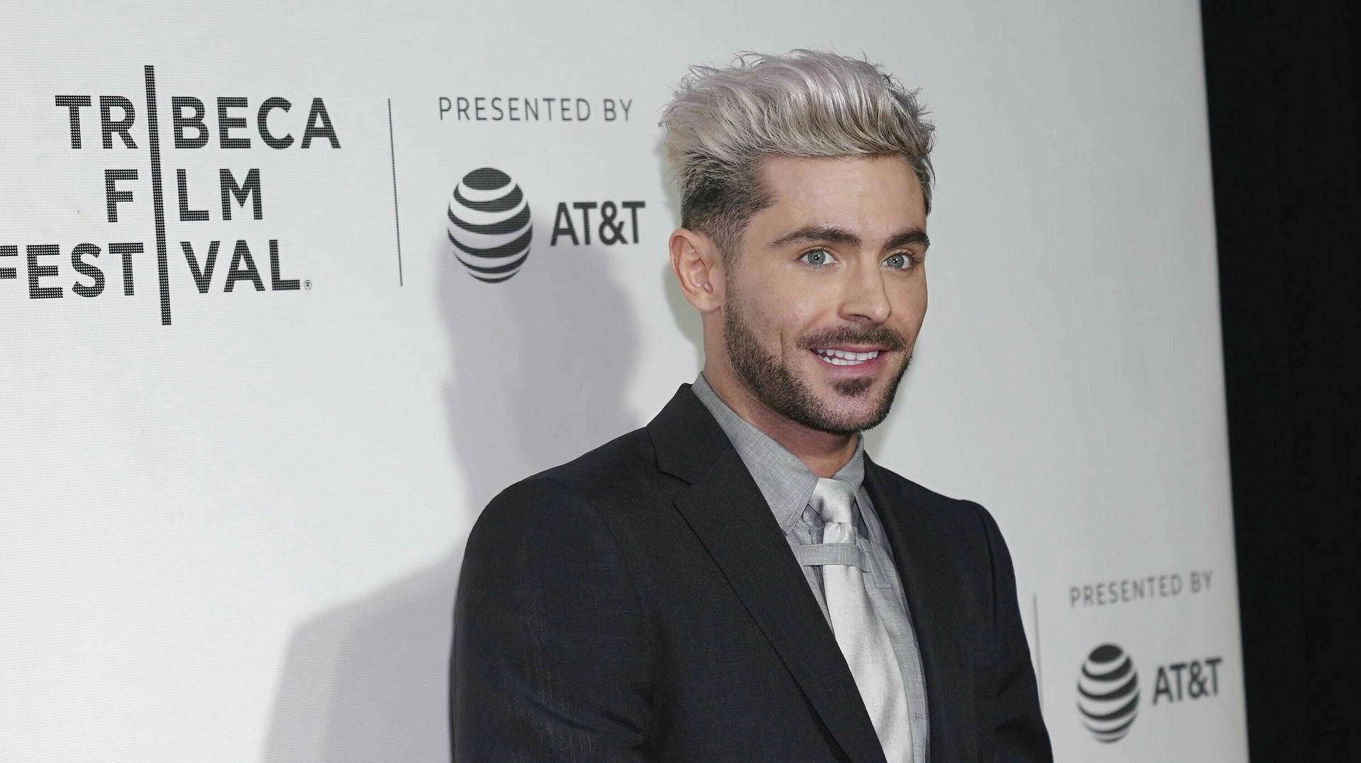 Zac Efron er sammen med Netflix blevet sagsøgt for deres rejseprogram "Down to Earth with Zac Efron".