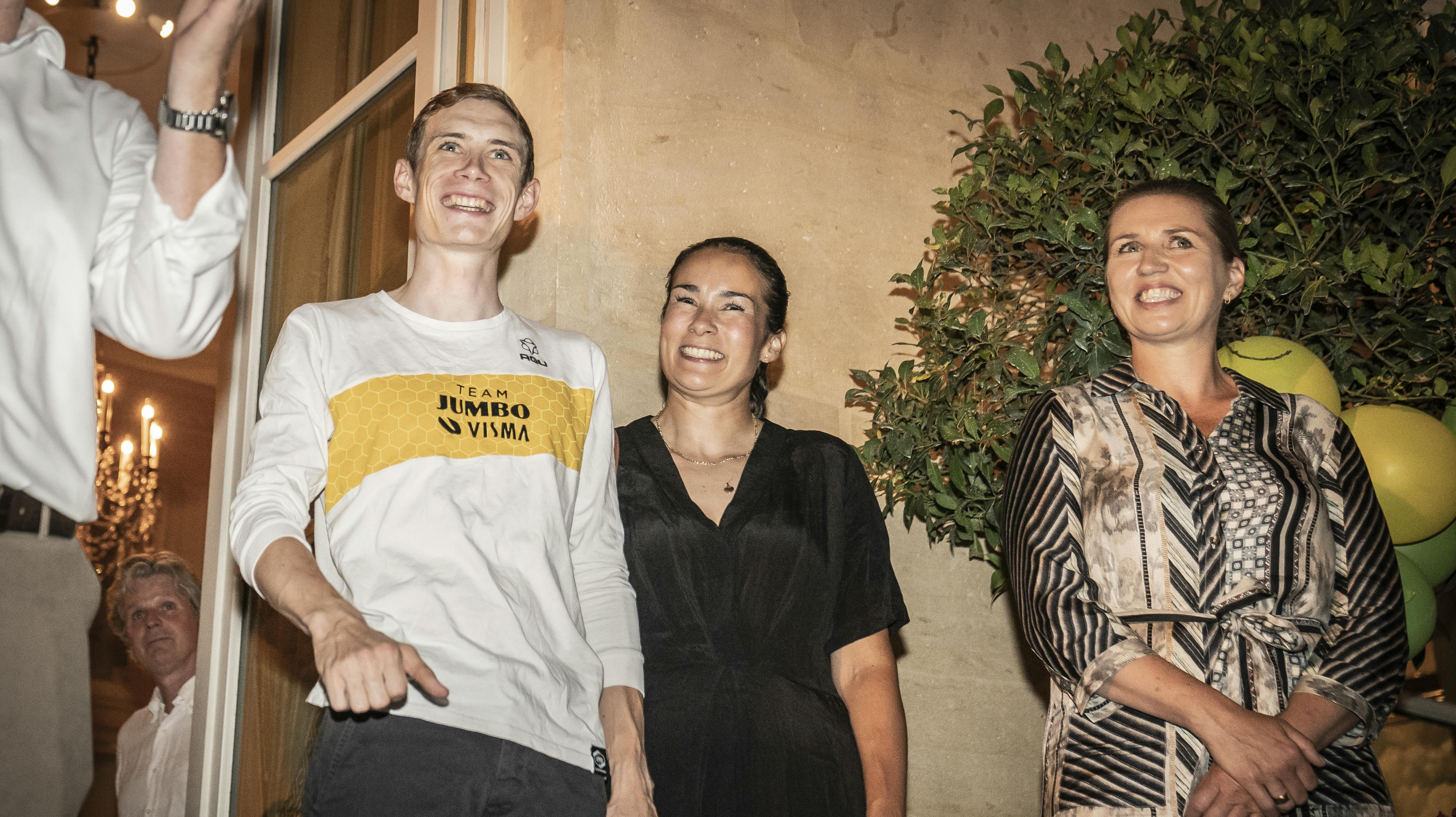 Statsminister Mette Frederiksen var med til fest på den hollandske ambassade. Her står han med kæresten Trine Marie Hansen. nbsp; 