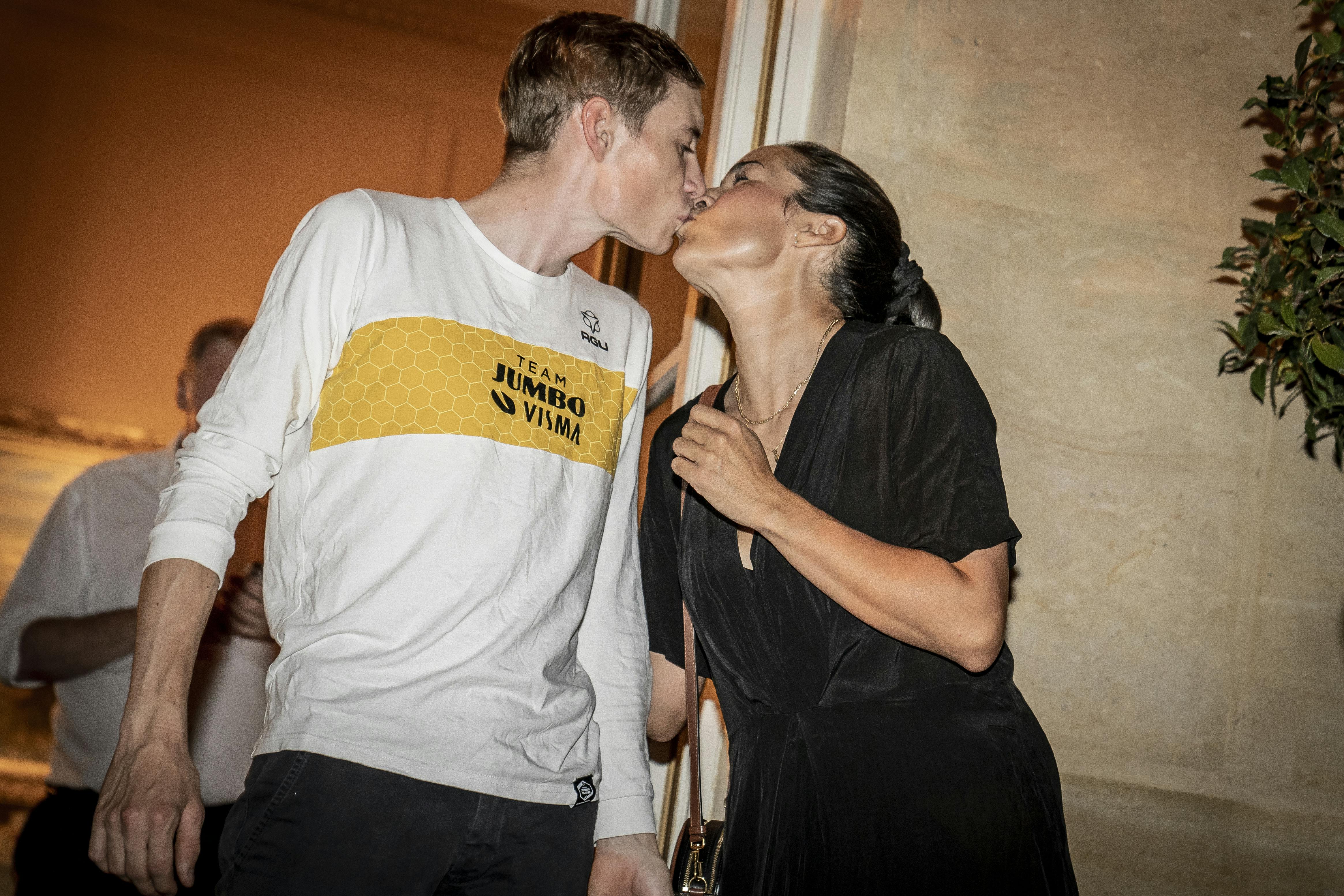 Kys mig, min egen! Tour-sejren fejres med kåde kys fra kæresten Trine.