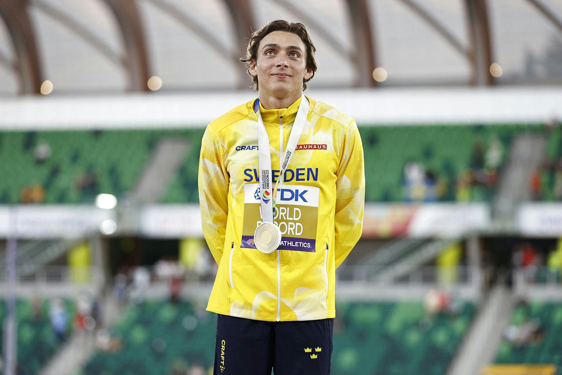 Svenske Armand Duplantis er blot 22 år, men har allerede slået verdensrekorden i stangspring mere end en gang