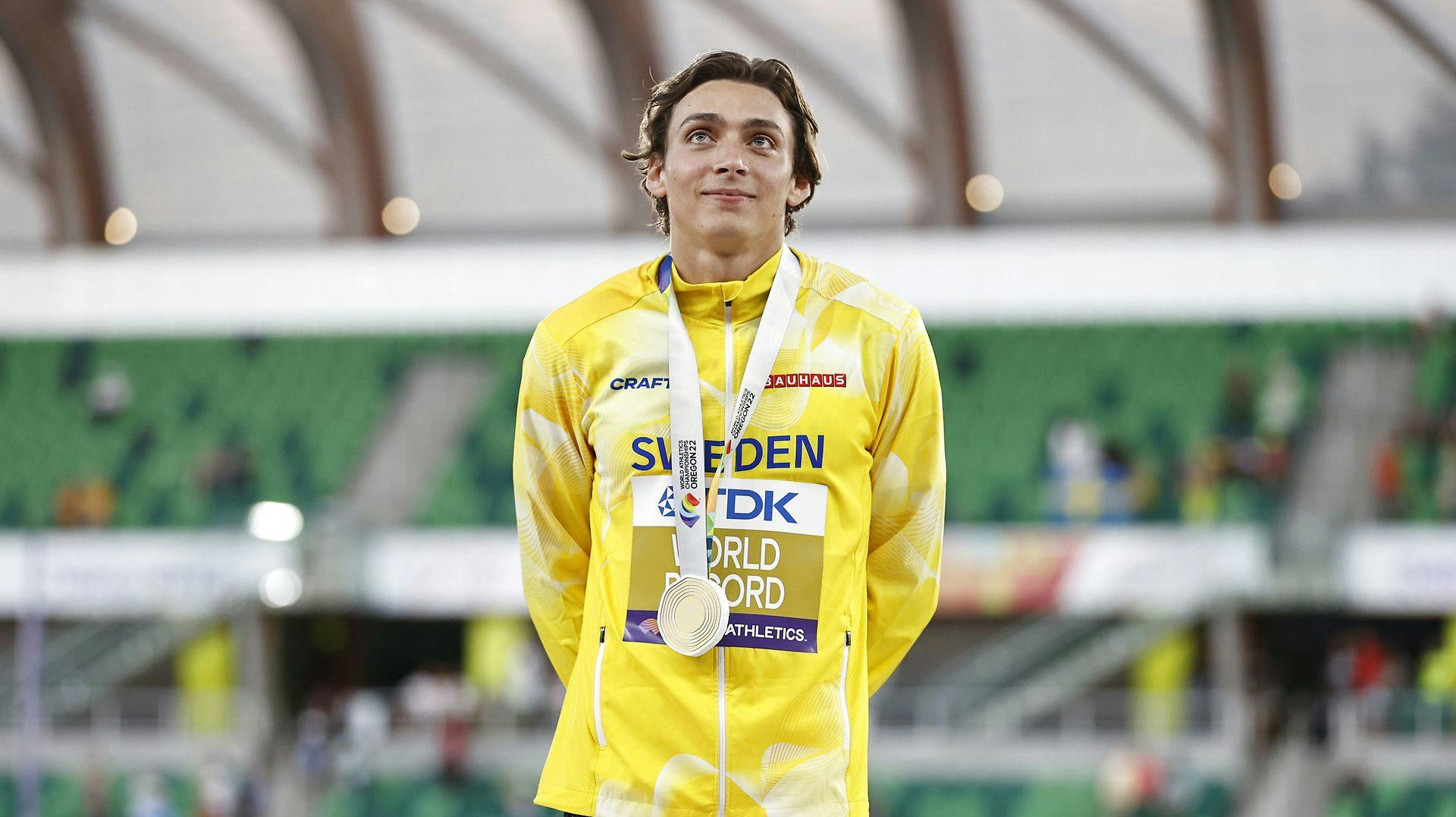 Svenske Armand Duplantis er blot 22 år, men har allerede slået verdensrekorden i stangspring mere end en gang