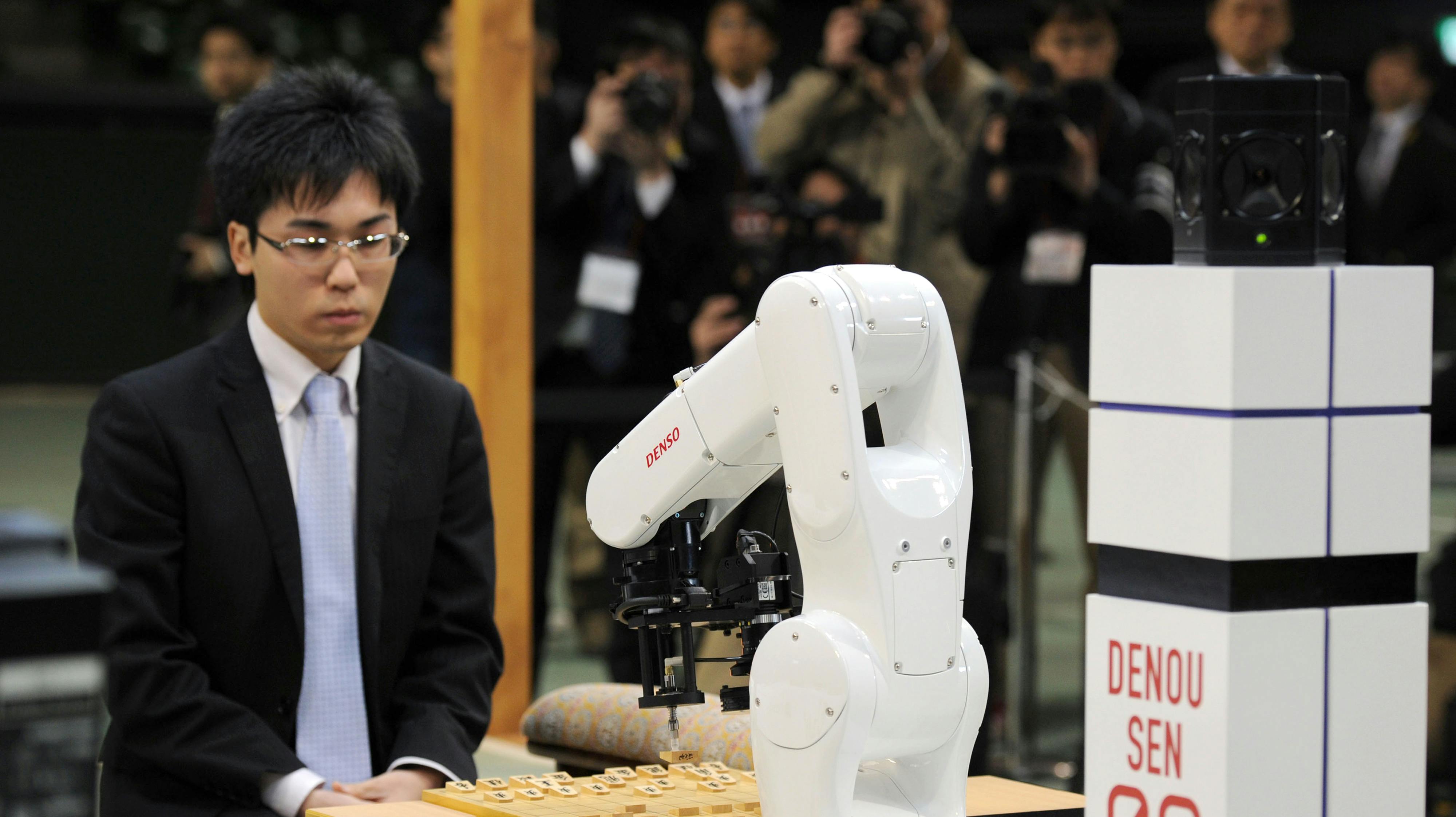 Der er her ikke tale om samme robot, som brækkede drengens finger, men en tilsvarende.&nbsp;Denne robotarm kan udfordres i japansk skak - kaldet Shogi.