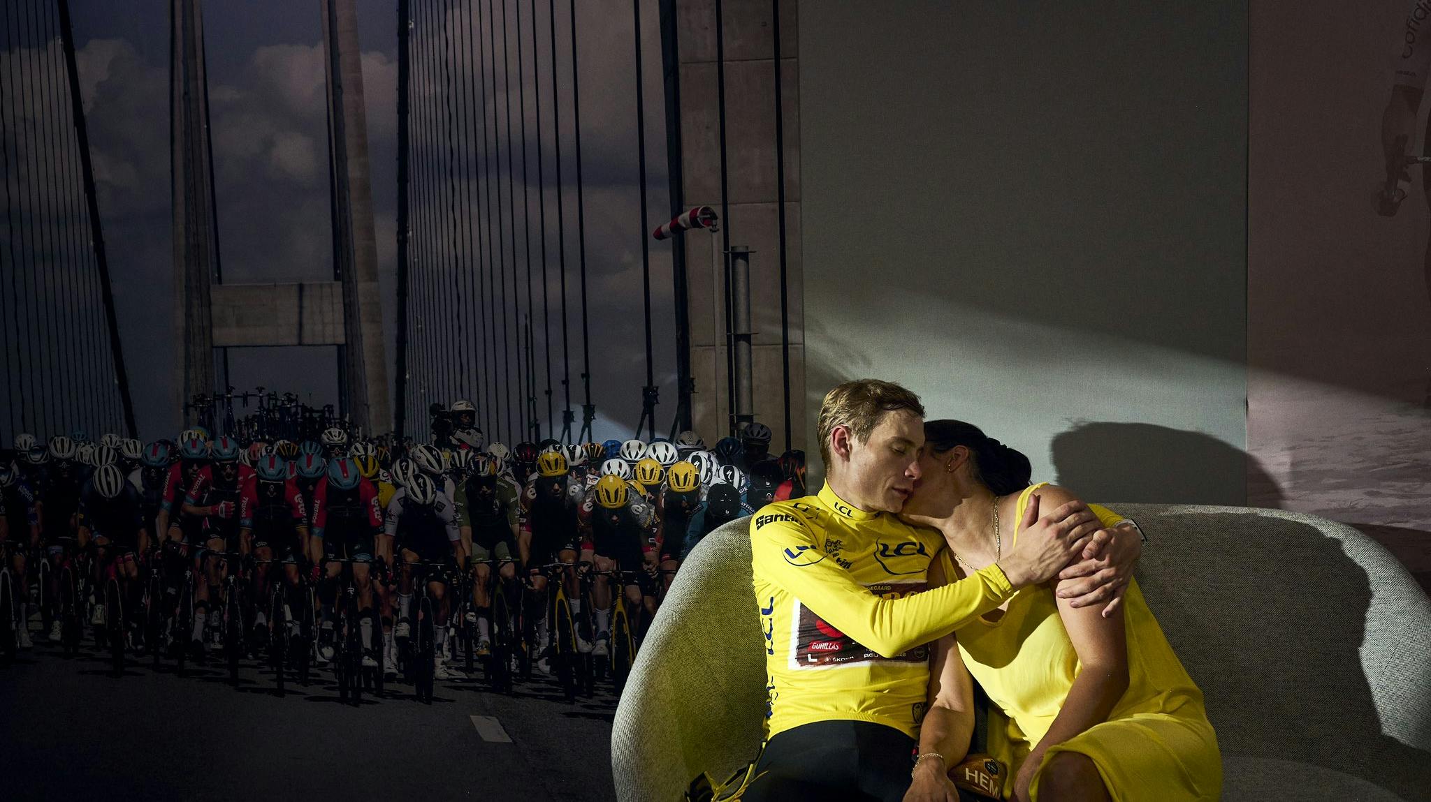 Cykelholdet Jumbo-Vismas egen fotograf fangede dette magiske øjeblik mellem Jonas og kæresten Trine lige efter sejren&nbsp;