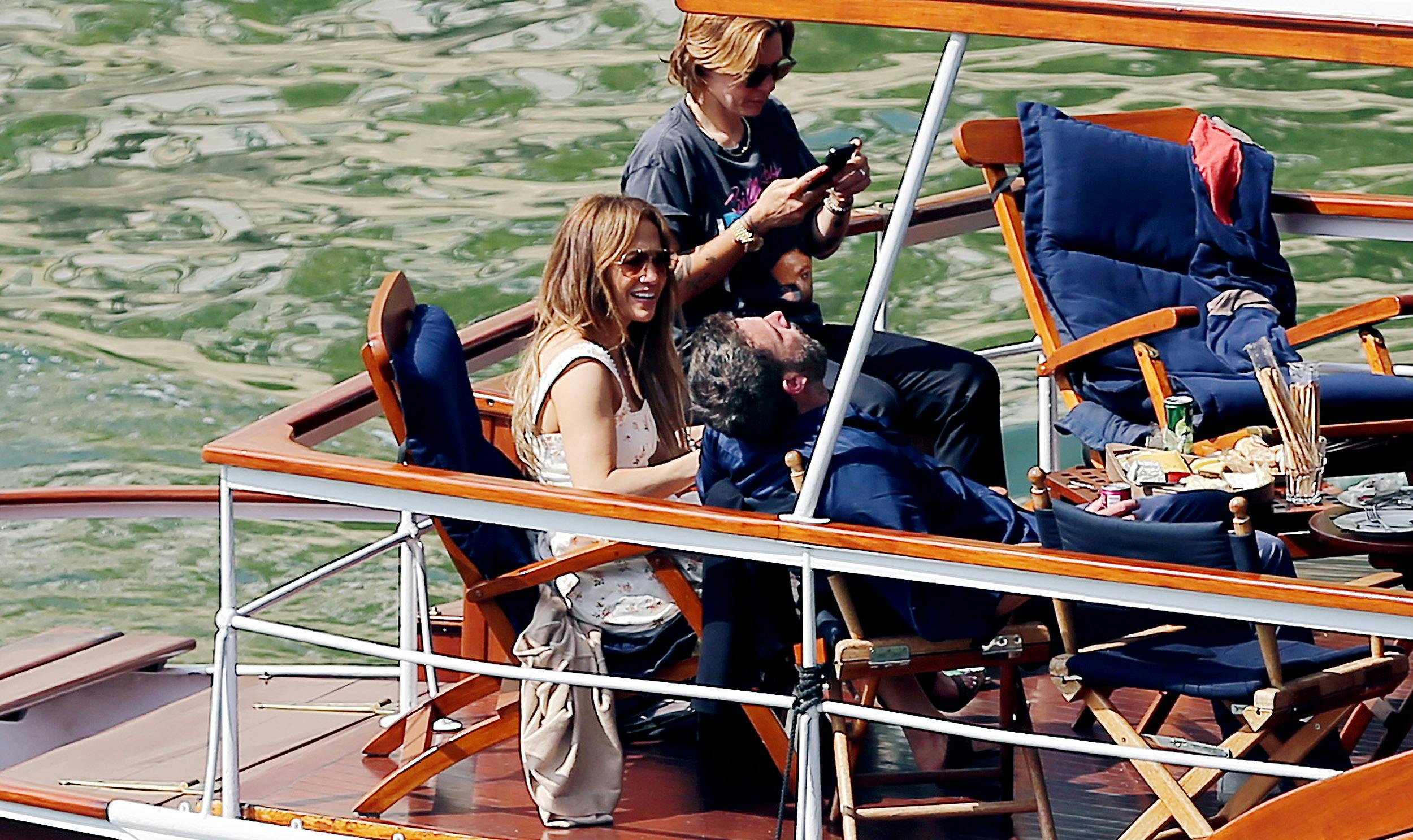 Jennifer Lopez og Ben Affleck tog en privat sejltur på den parisiske flod, og mens han nød en lille lur, hyggede hun sig i den anden ende af båden&nbsp;
