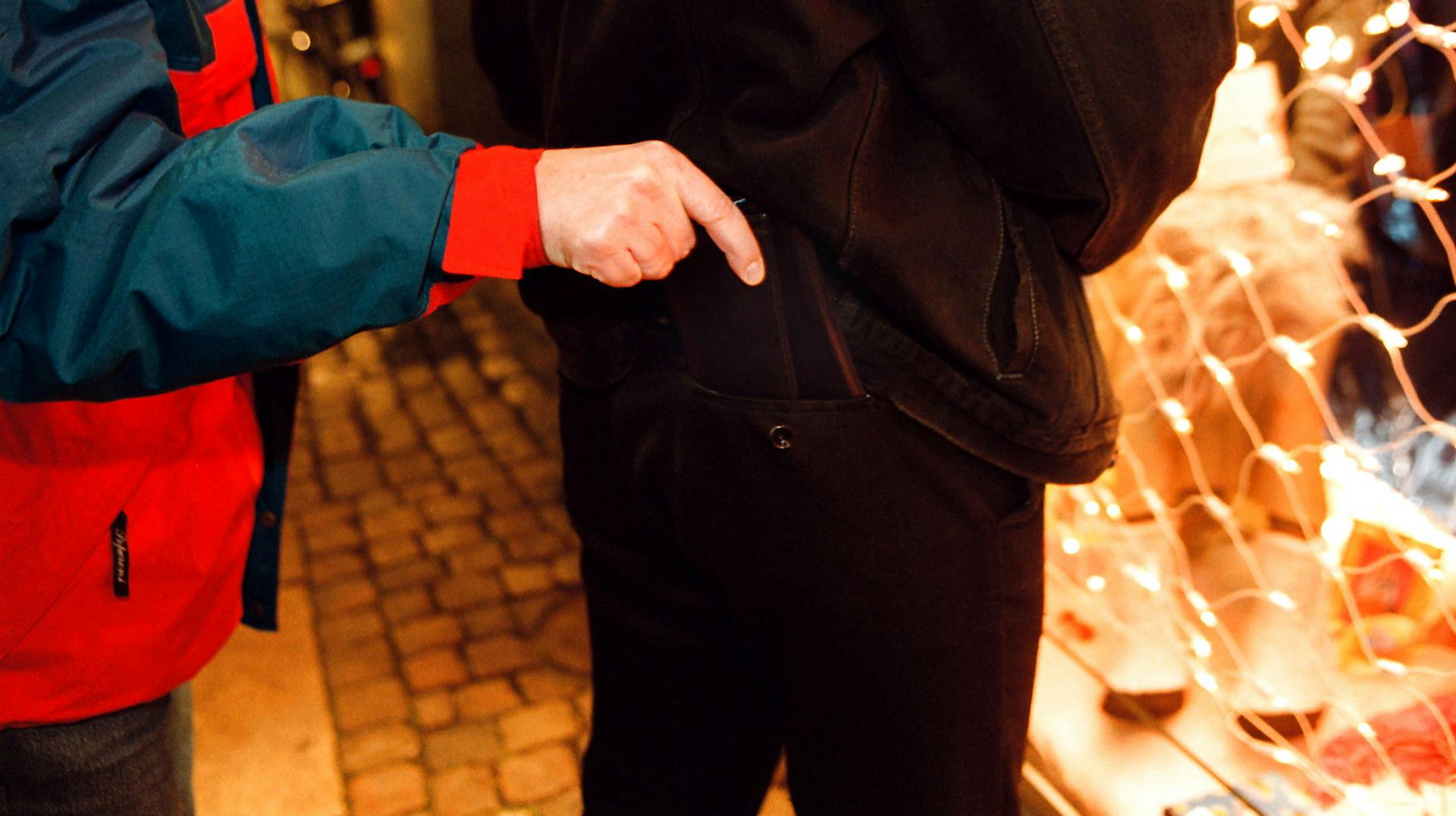 Sommer betyder også højsæson for trick- og lommetyve. Københavns Politi opfordrer før Jonas Vingegaards fejring onsdag, at folk er opmærksomme, når festen går løs. De har nemlig oplevet flere lommetyve på det seneste.