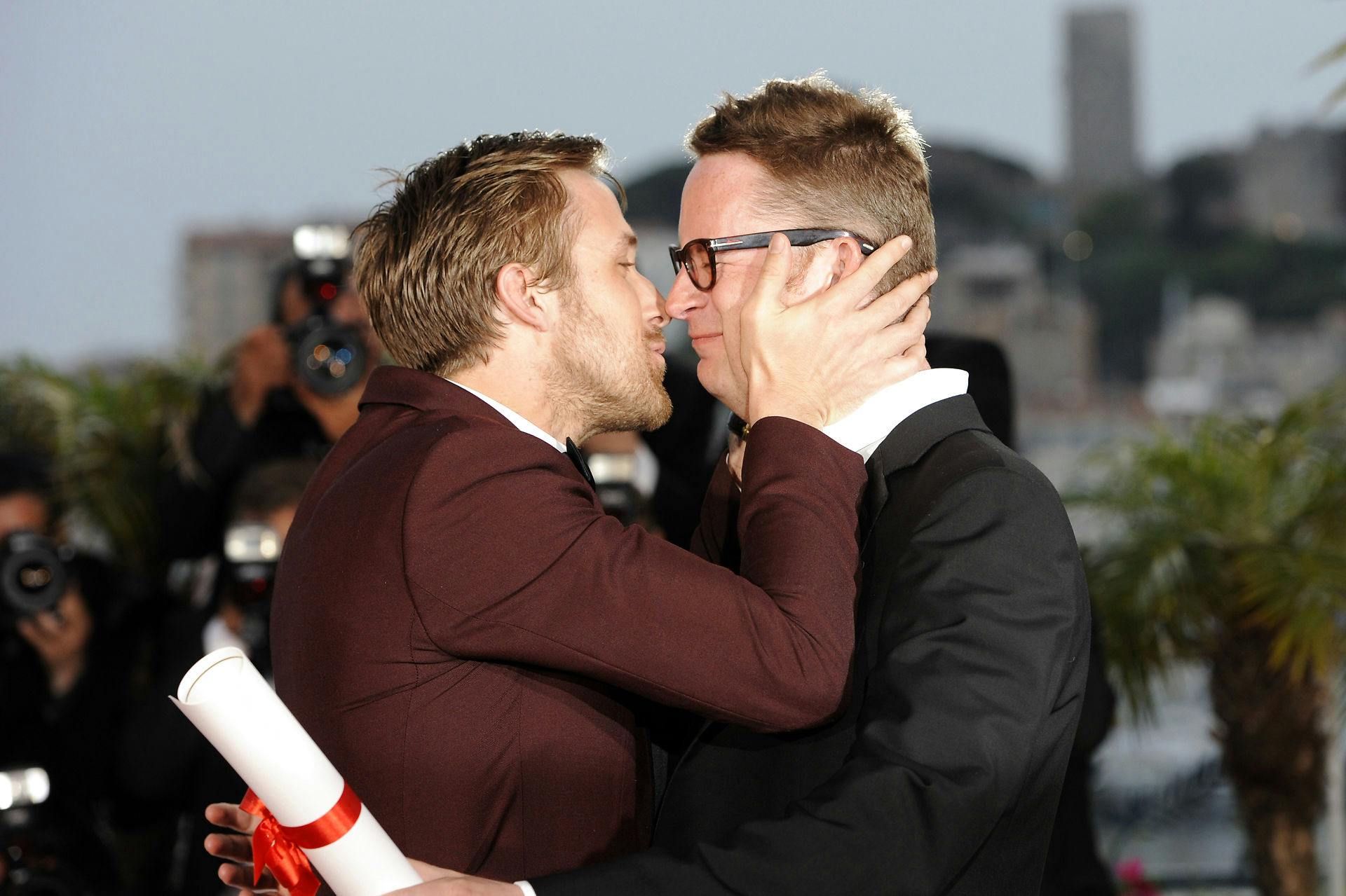 Stjernerne er glade for Winding Refn. Her får han et stort kys af "Drive"-stjernen Ryan Gosling, efter Refn vandt prisen for bedste instruktør i Cannes i 2011.
