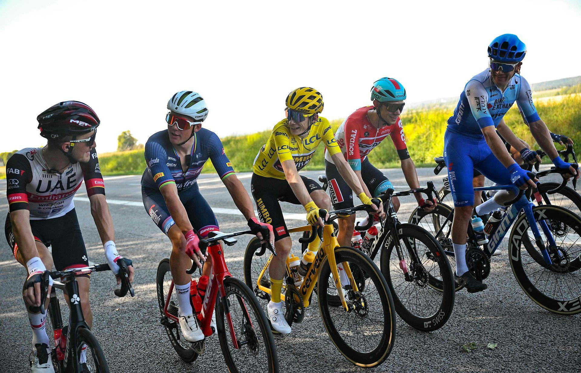 Danskerne samlet på sidste etape af Tour de France. Mads Pedersen til højre for Jonas Vingegaard i gult.&nbsp;