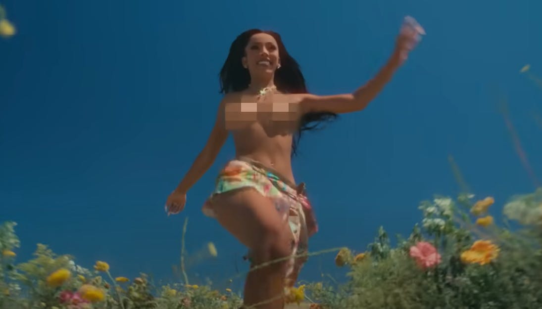 Veldrejede Doja Cat - med det borgerlige navn Amala Ratna Zandile Dlamini - springer let gennem blomsterne. Helt uden top og trusser. 
