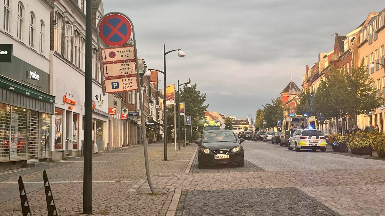 En 36-årig mand faldt mandag ud fra 3. sal midt i gågade. Manden kom slemt til skade under ulykken. 