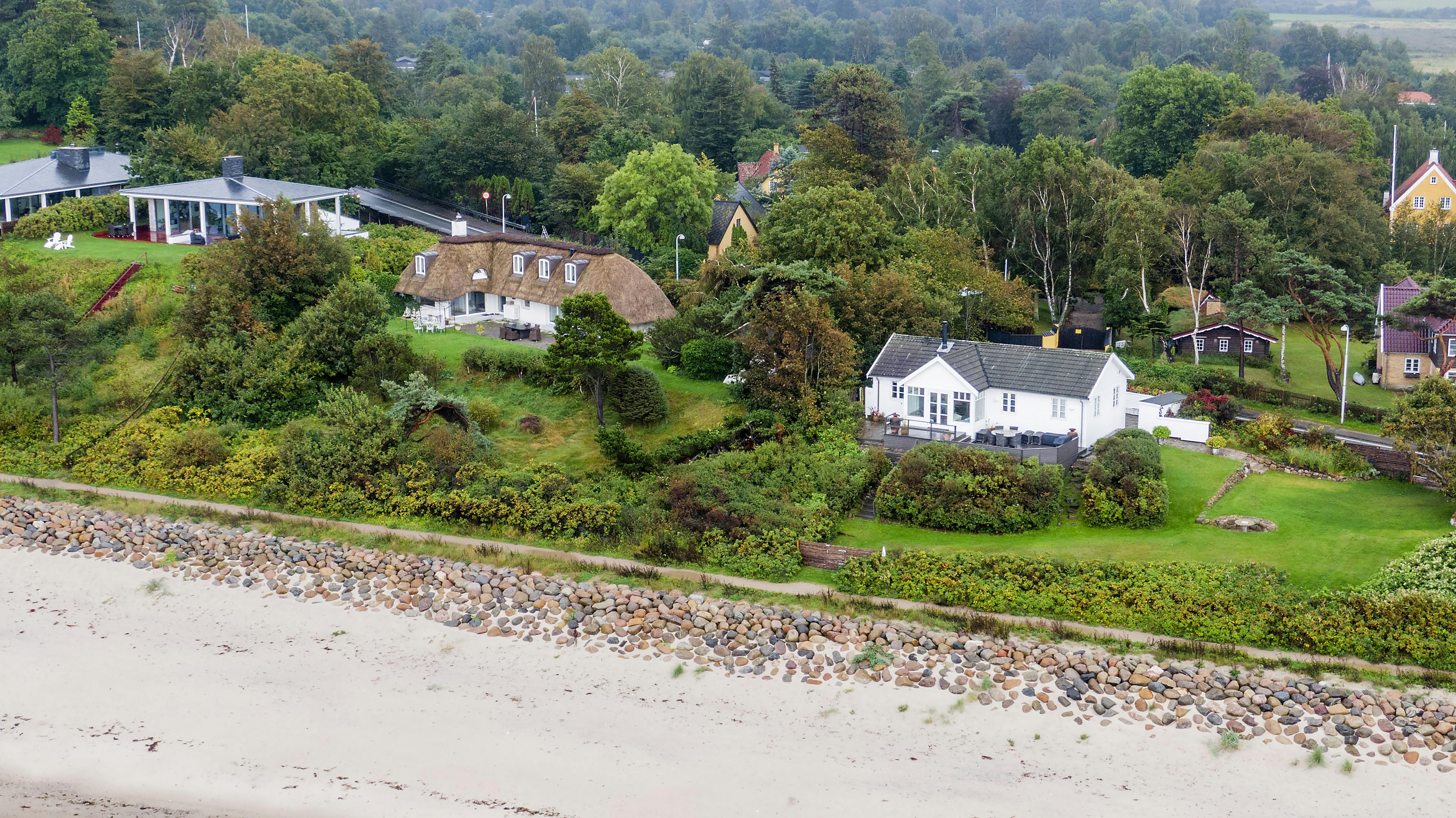 Det er sommerhuset til venstre, som Nicolai Zobel købte i januar. De to huse ved siden af ejes af halvsøsteren Rigmor Zobel. 
