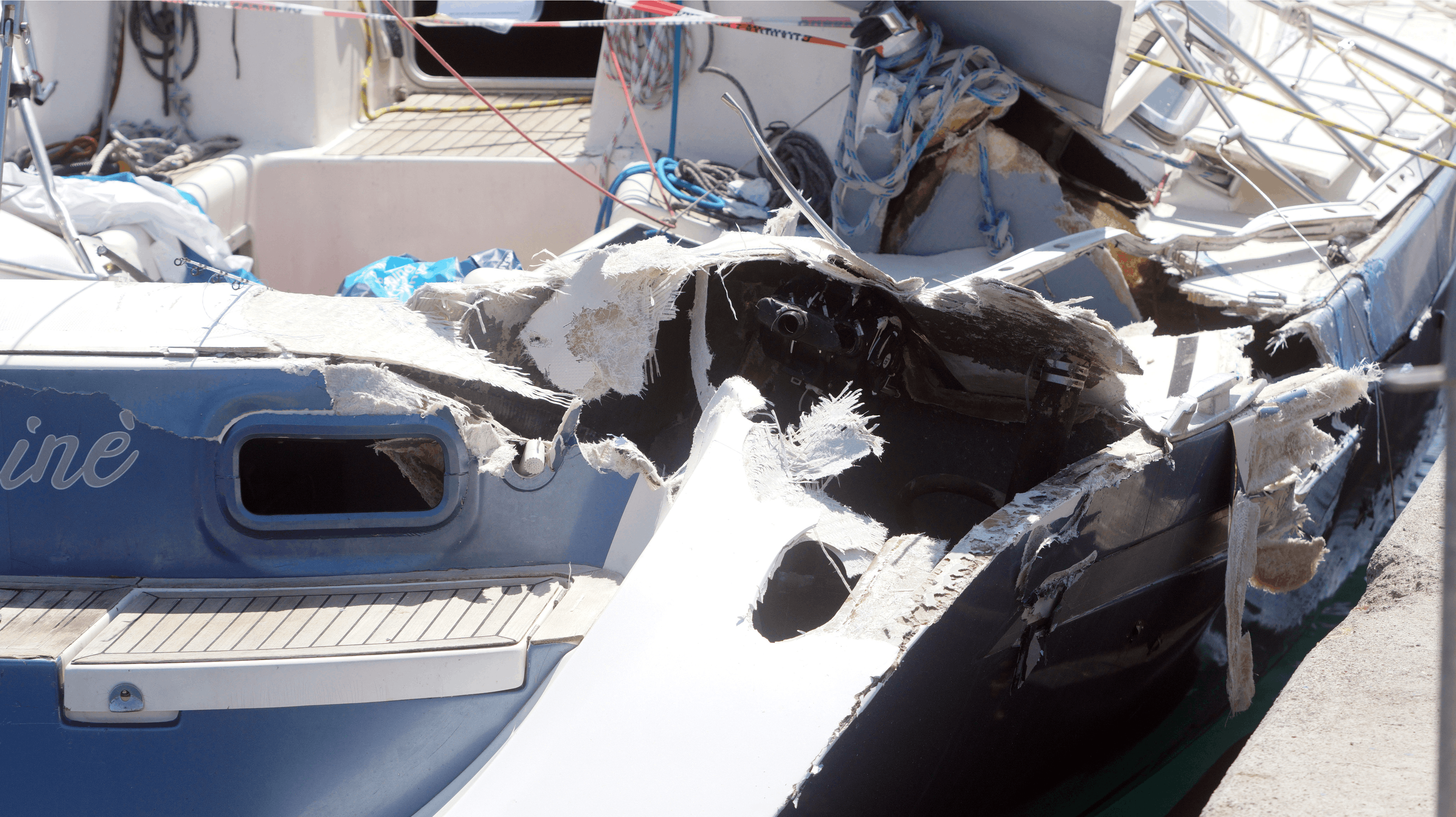 Et foto af den ramte sejlbåd i havnen i Argentario viser, at sammenstødet har været voldsomt