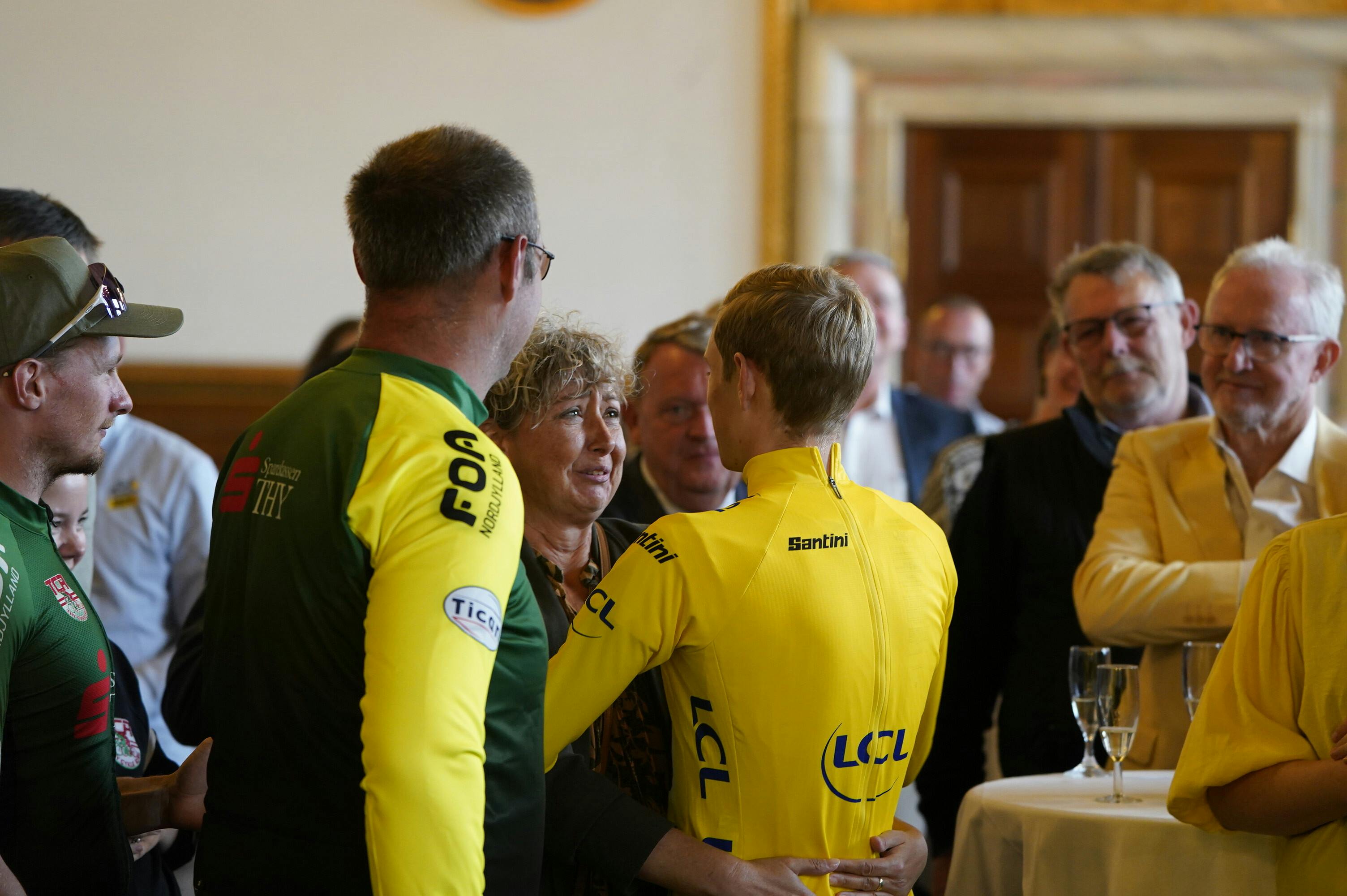 Jonas Vingegaards mor Karina havde svært ved at holde glædestårerne tilbage, da hun gav sin søn et kram. 