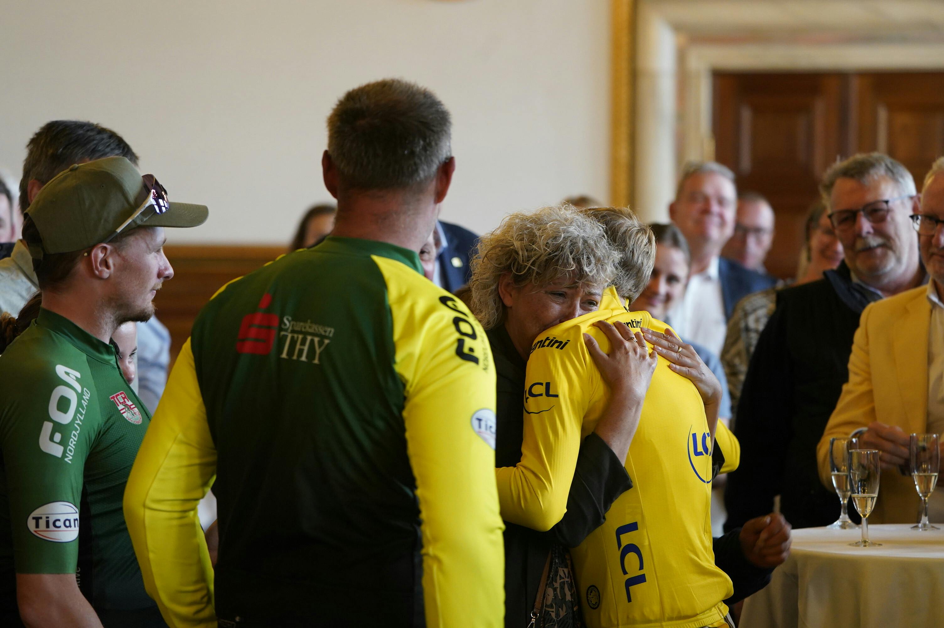 Et velfortjent kram fra en mor, der har støttet sin søn gennem hele touren. 