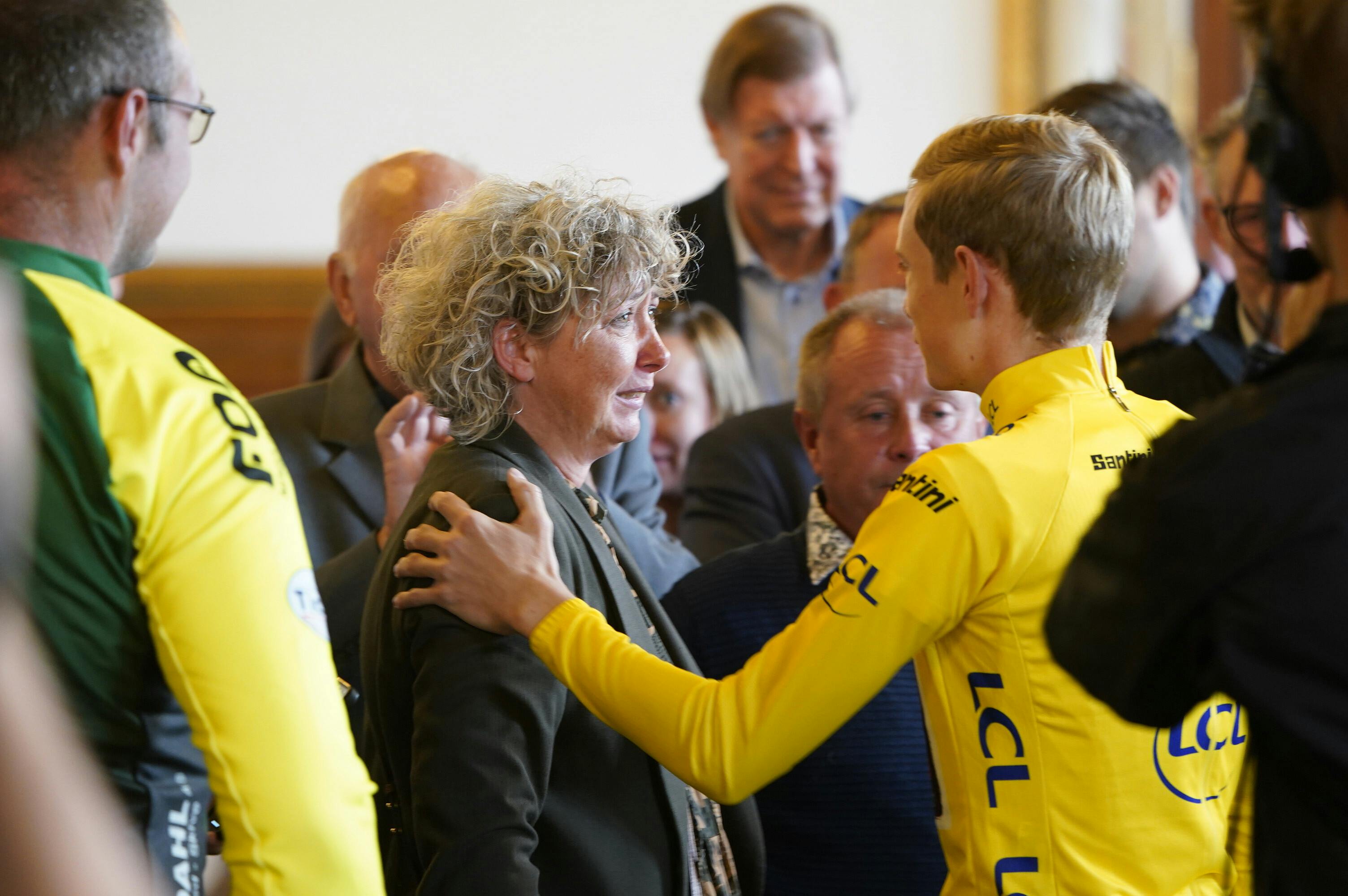 Jonas Vingegaard lagde forsigtigt sin arm på mor Karinas skulder, mens de to stod og snakkede. 