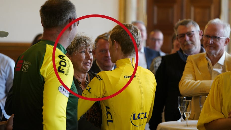 En tydeligt berørt Karina Vingegaard giver sin søn Jonas et velfortjent kram. nbsp;