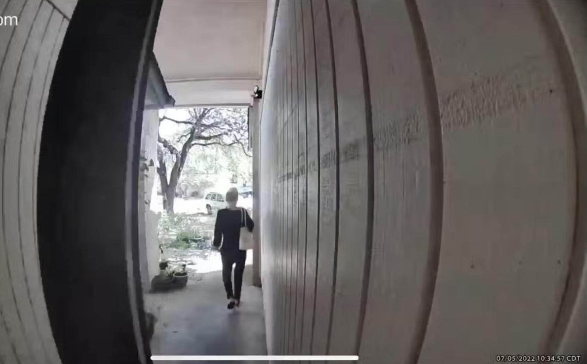 Dette er det sidste spor af Christina, før hun blev fundet død. Her forlader hun sit hjem omkring klokken 10.30 for at tage på arbejde. Men hun dukkede aldrig op.