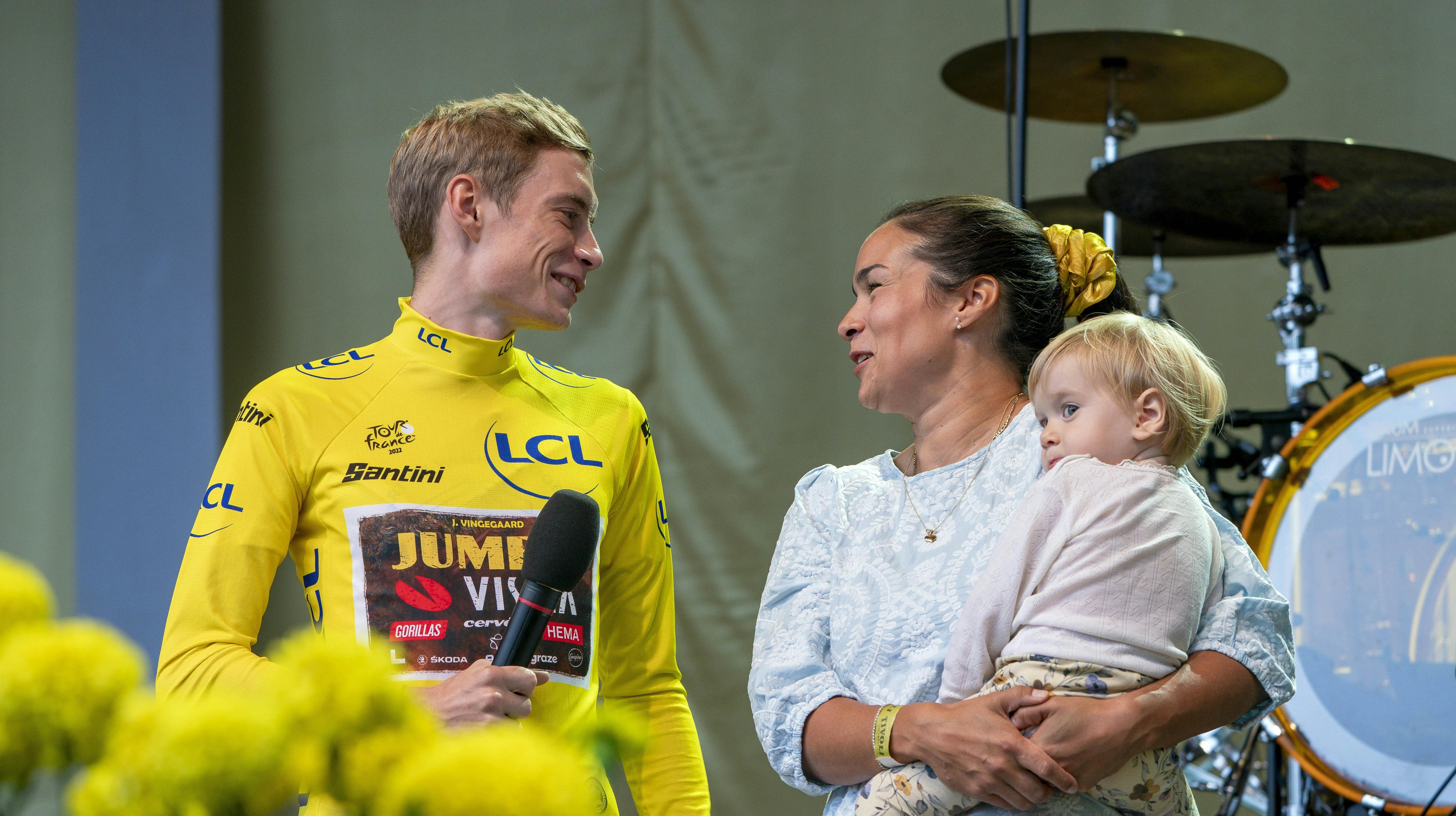 Der er stor økonomisk værdi i både cykelrytteren og familiefaren Jonas Vingegaard.
