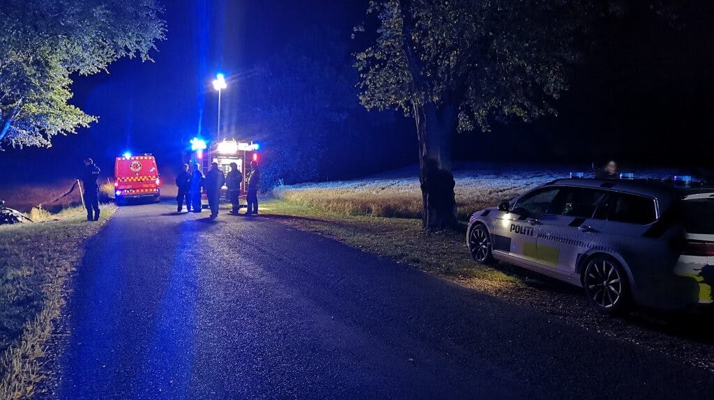 – Det er formentlig en snoet vej kombineret med høj hastighed, men det ved vi ikke endnu, siger vagtchefen om ulykken.