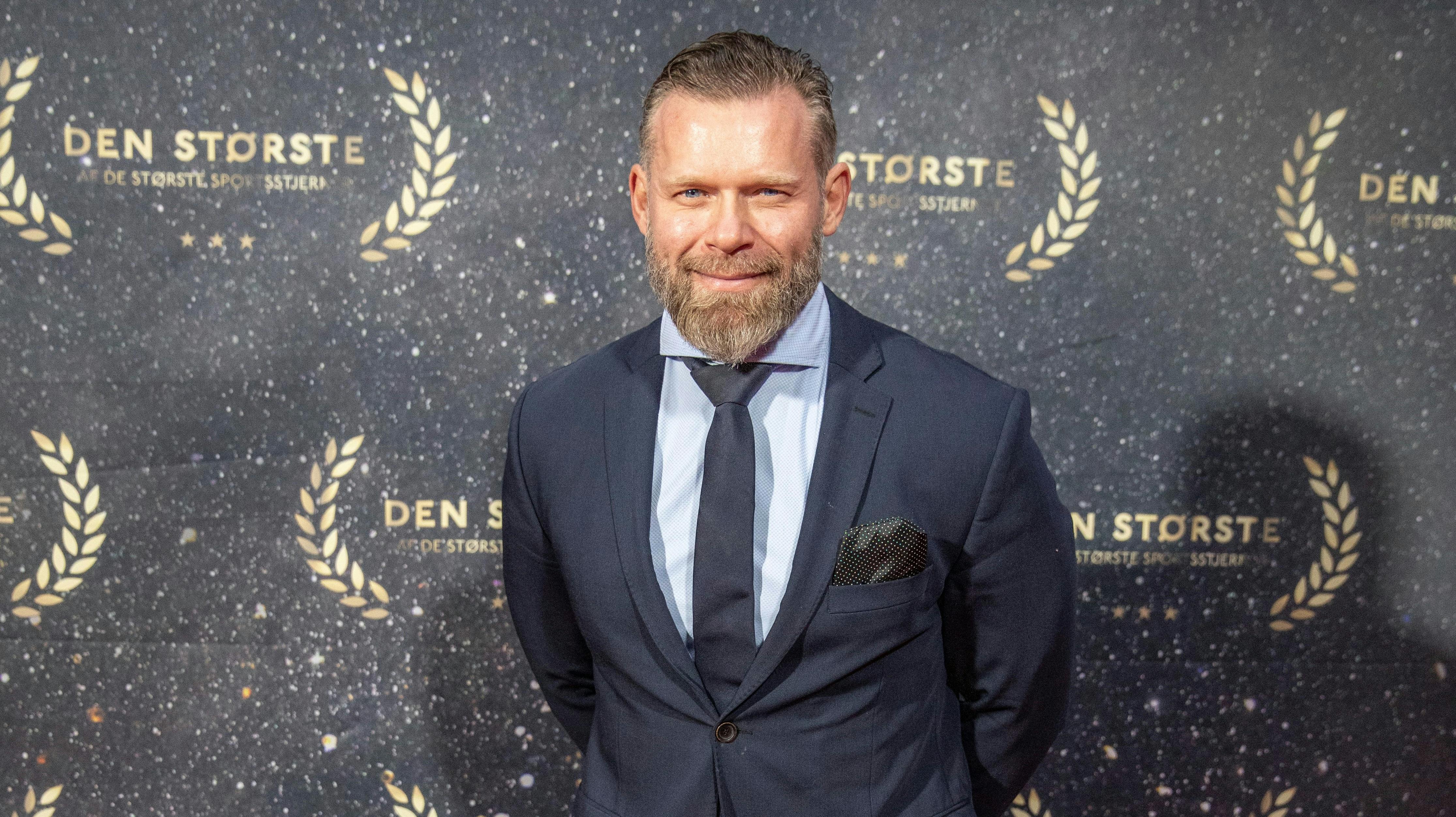 Joachim B. Olsen viser på Twitter, at han stadig er i stand til at løfte sig selv op i armene - 10 gange i træk. 