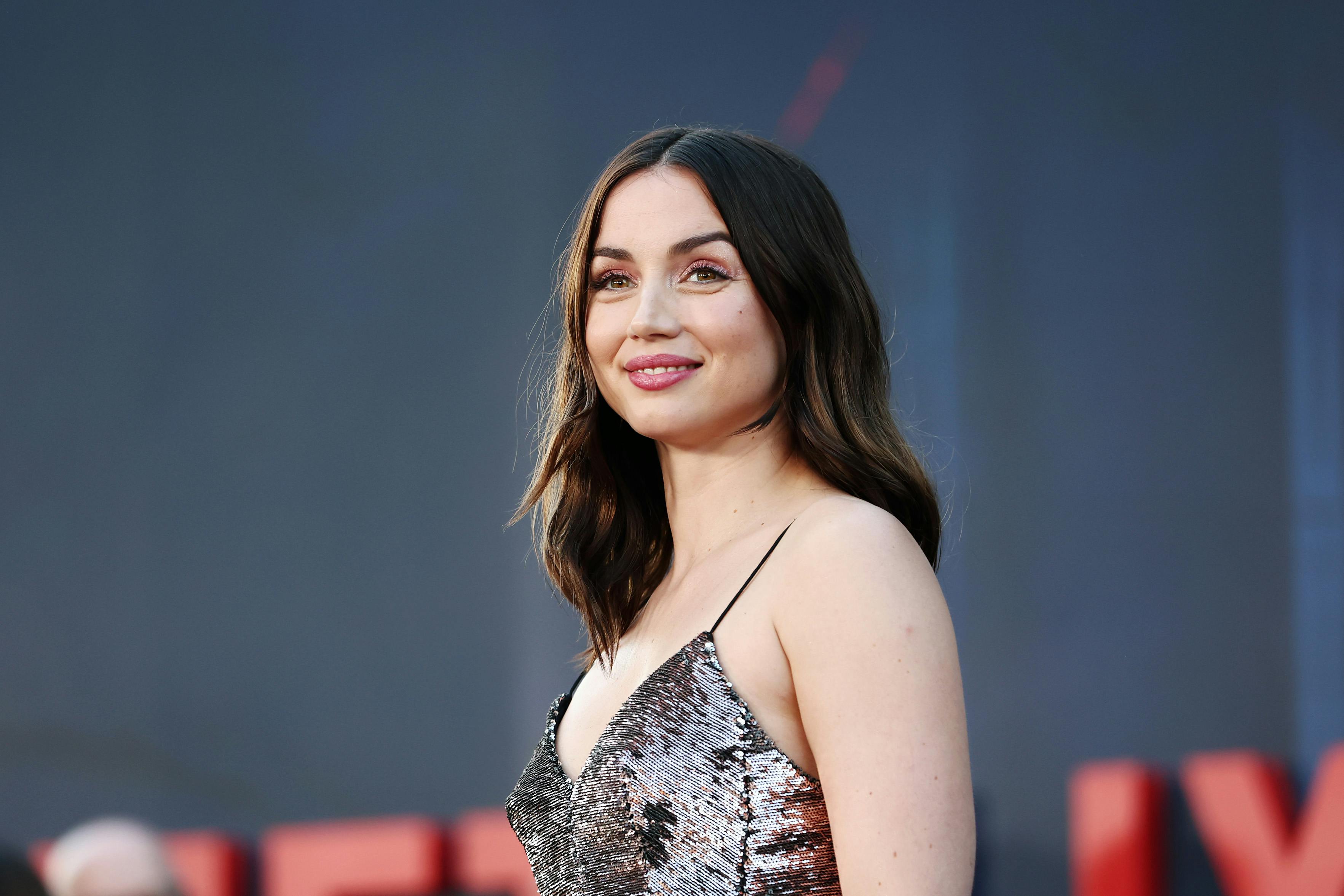 Ana de Armas, der snart kan opleves i Marilyn Monroe-filmen "Blonde", spiller også med i "The Gray Man".
