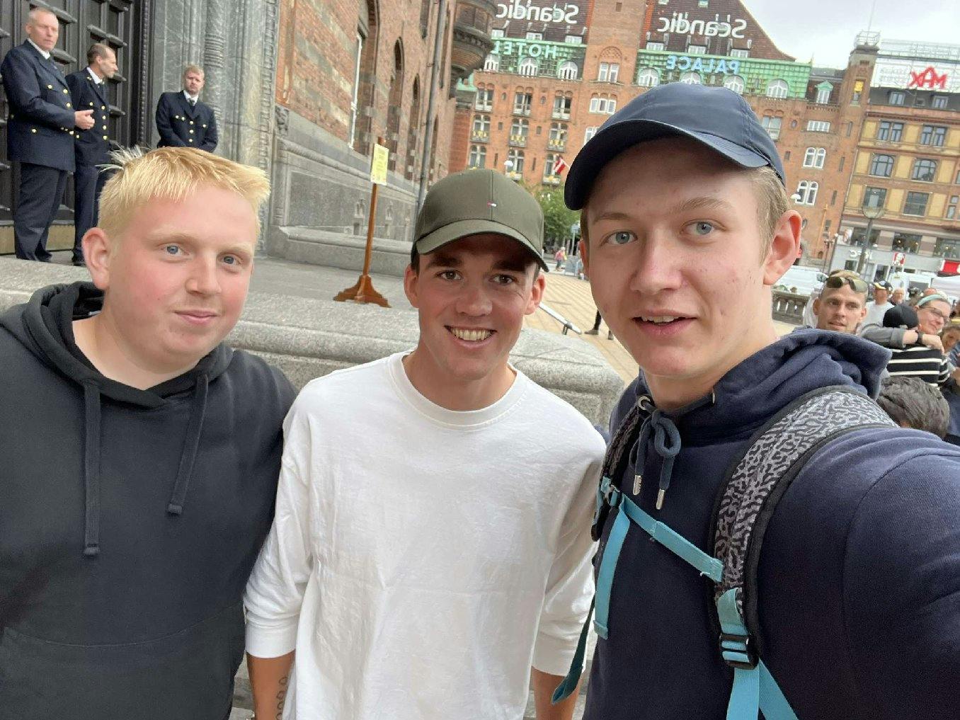 Malde Novak (tv.) mødte også Mads P. (mf.) sammen med sin ven Jonas (th.)