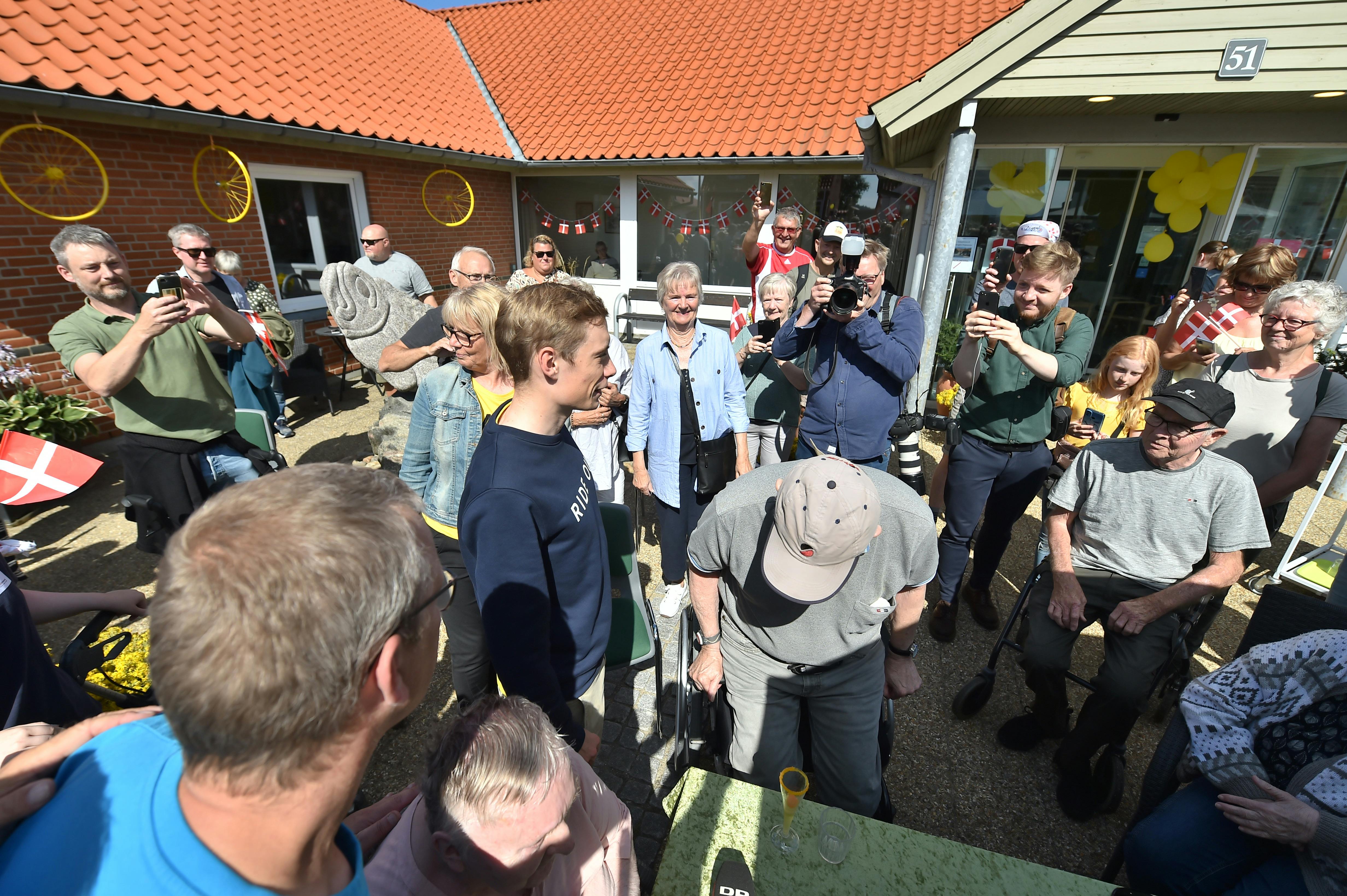 Jonas Vingegaard tog sig tid til at give hånd til beboerne, der før var hans og Trines naboer. 