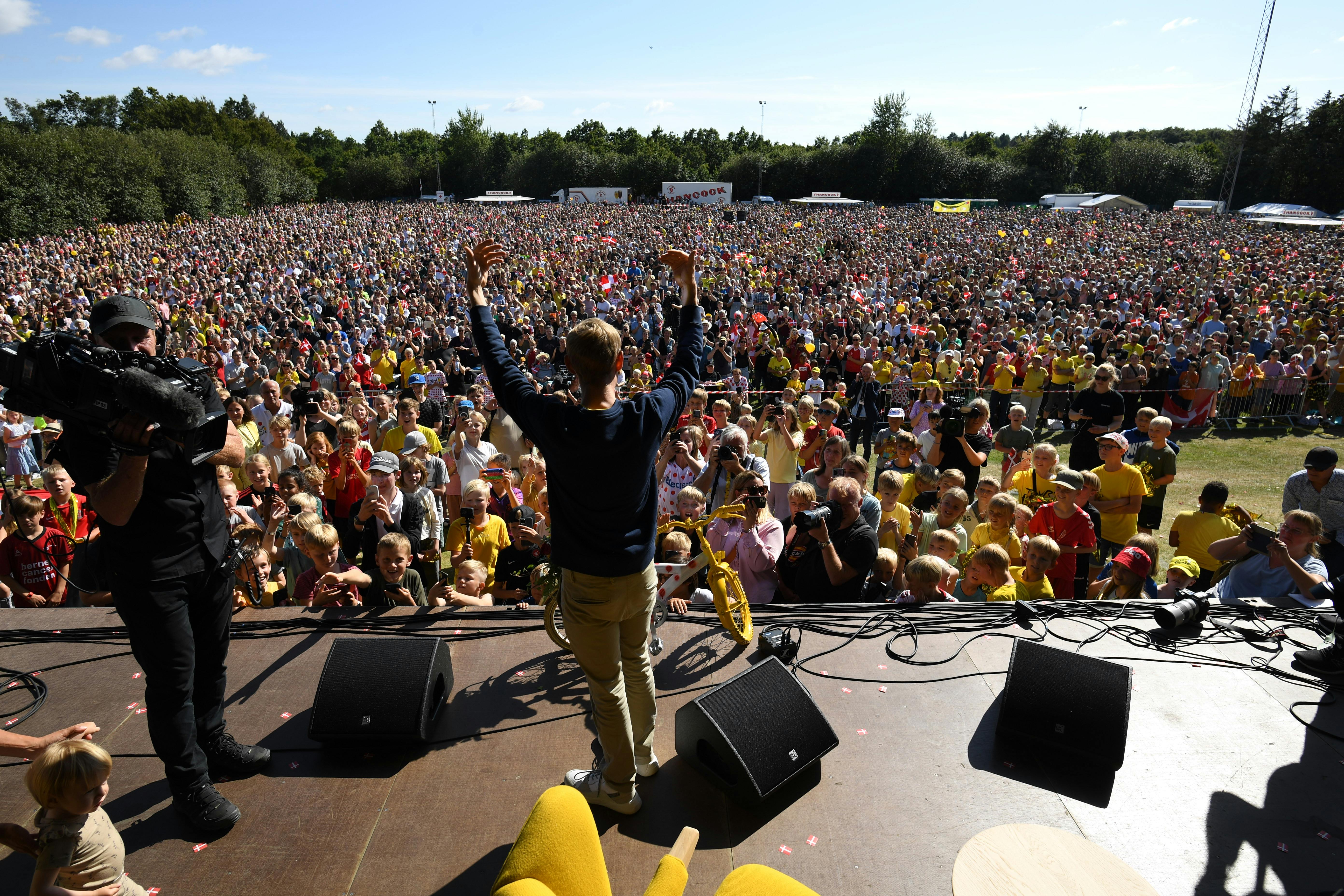 Omkring 20.000 mennesker er dukket op for at fejre Tour de France-vinderen&nbsp;