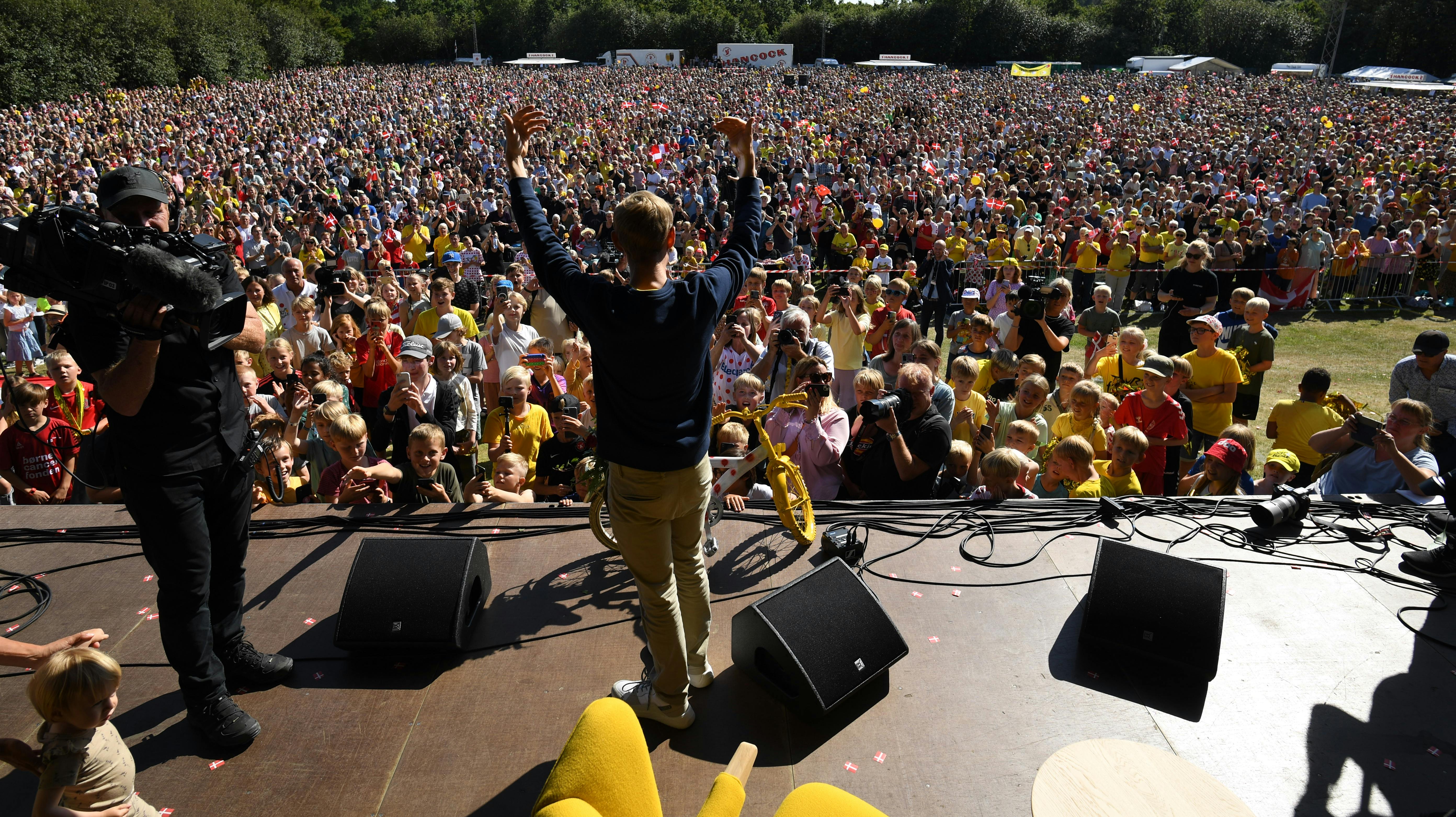 Omkring 20.000 mennesker er dukket op for at fejre Tour de France-vinderen 
