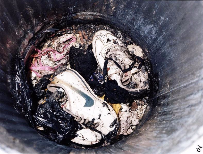 Et af beviserne var denne tønde, hvor Ian Huntley brændt pigernes tøj og sko. Politiet kunne dog konkludere, at Holly og Jessicas røde fodboldbluser var der. De fandt også et hår, der tilhørte Ian Huntley.
