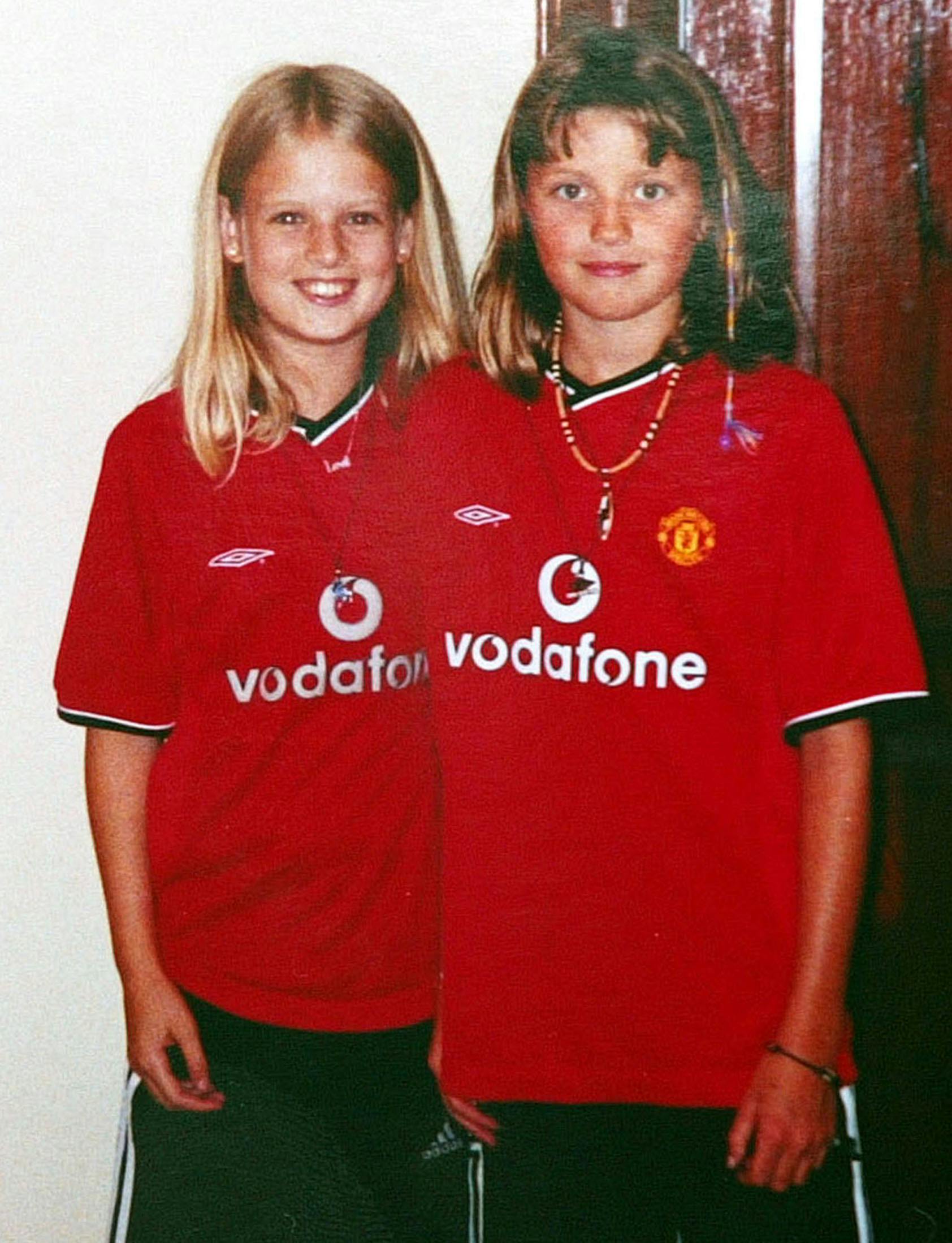 Kort inden de forsvandt, havde Jessica Chapman og Holly Wells grillet hos Hollys familie. I den forbindelse havde de smilende fodboldpiger ladet sig fotografere iført matchende Manchester United-bluser.
