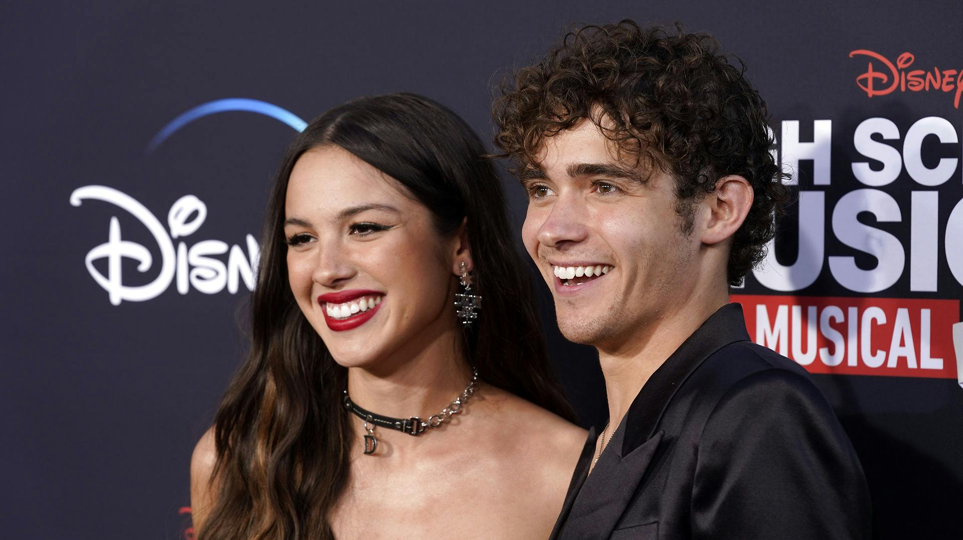 Olivia Rodrigo og Joshua Bassett sammen på den røde løber.